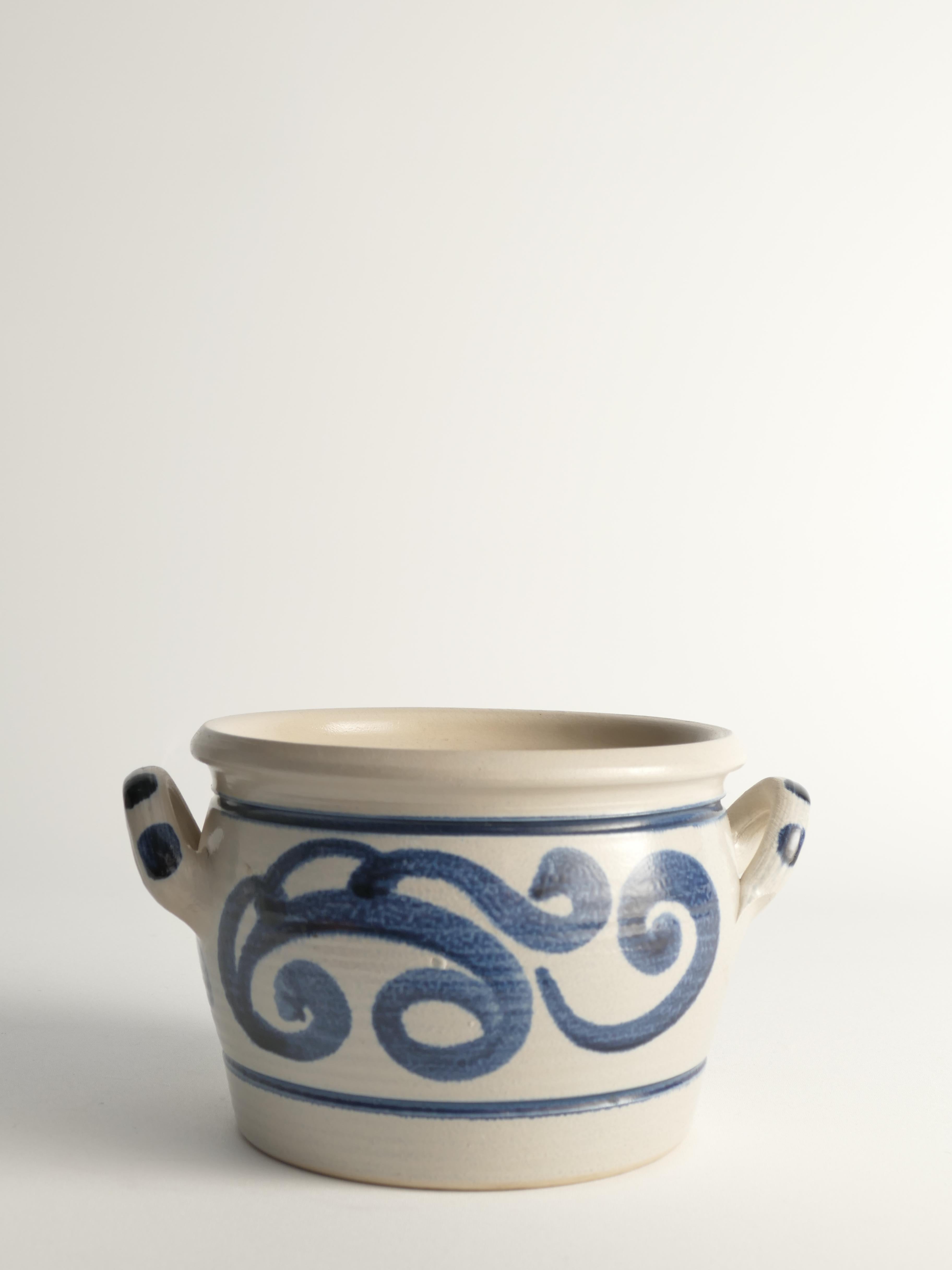 Jarra de gres de arte popular con motivo floral azul cobalto de Westerwald, Alemania Glaseado en venta