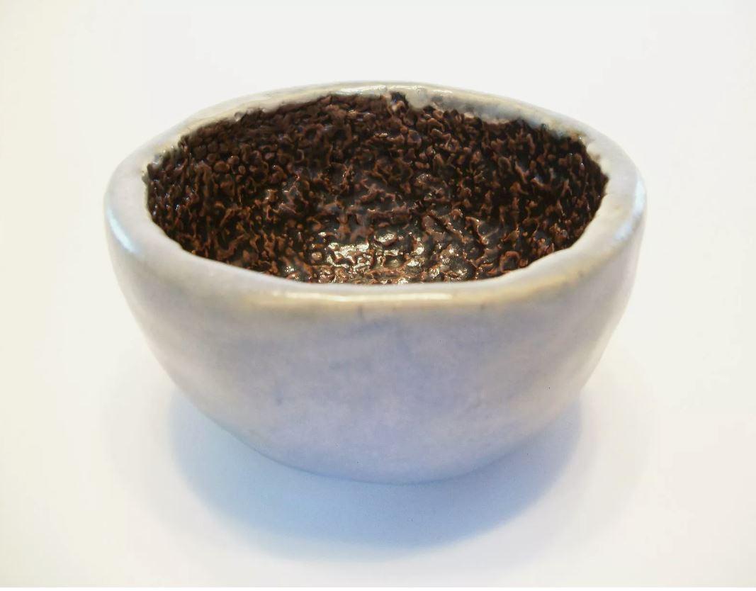 Cuenco Vintage Folk Art studio pottery - cuerpo de cerámica formado a mano con interior texturizado - firmado en la base (artista/alfarero no identificado) - Canadá (probablemente) - finales del siglo XX.

Excelente estado vintage - sin pérdidas -