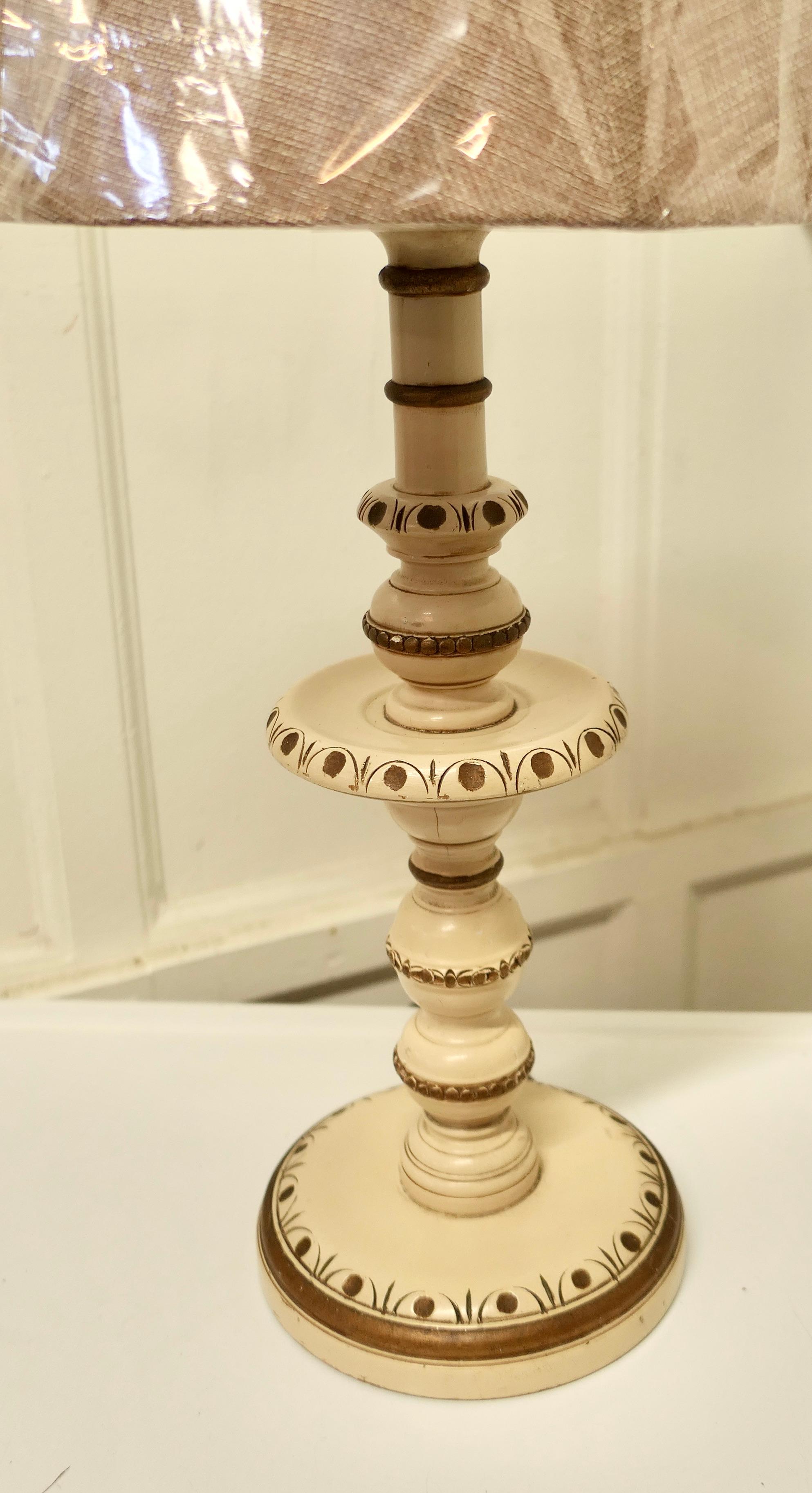 Folk Art Style geschnitzt und bemalt Tischlampe (20. Jahrhundert) im Angebot