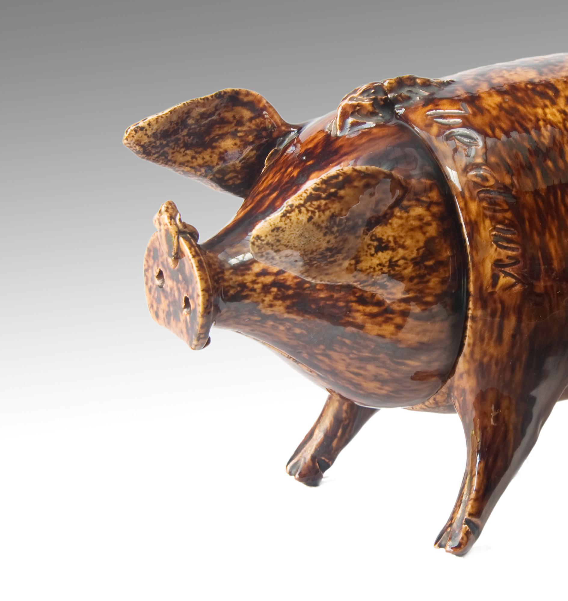 Pichet et tasse à porc en poterie du Sussex d'art populaire de la Belle-Vue Pottery, Rye en vente 3