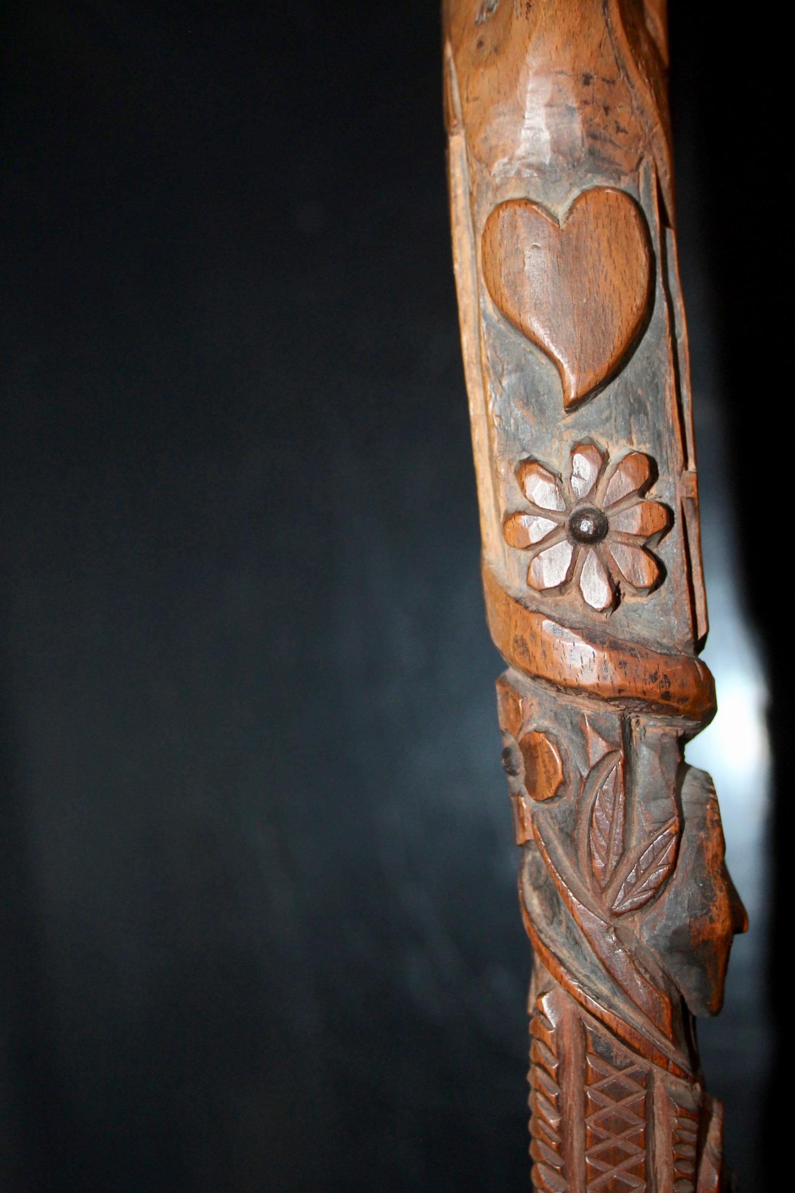 Folk art Swiss or French carved shepherd's cane In Good Condition For Sale In grand Lancy, CH