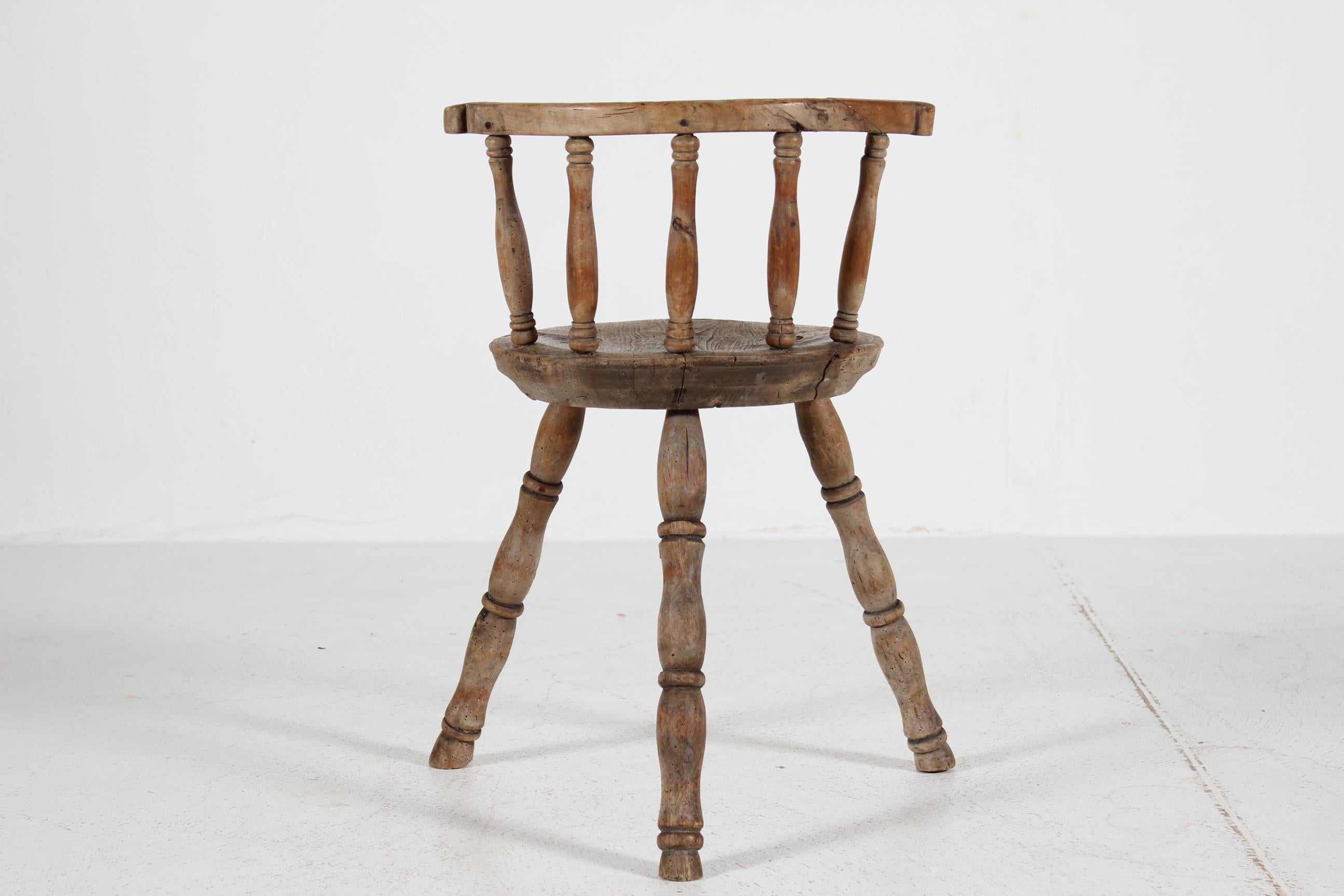Folk Art Unique Ancienne Chaise suédoise à 3 pieds en bois massif tourné à la main 1850s en vente 2