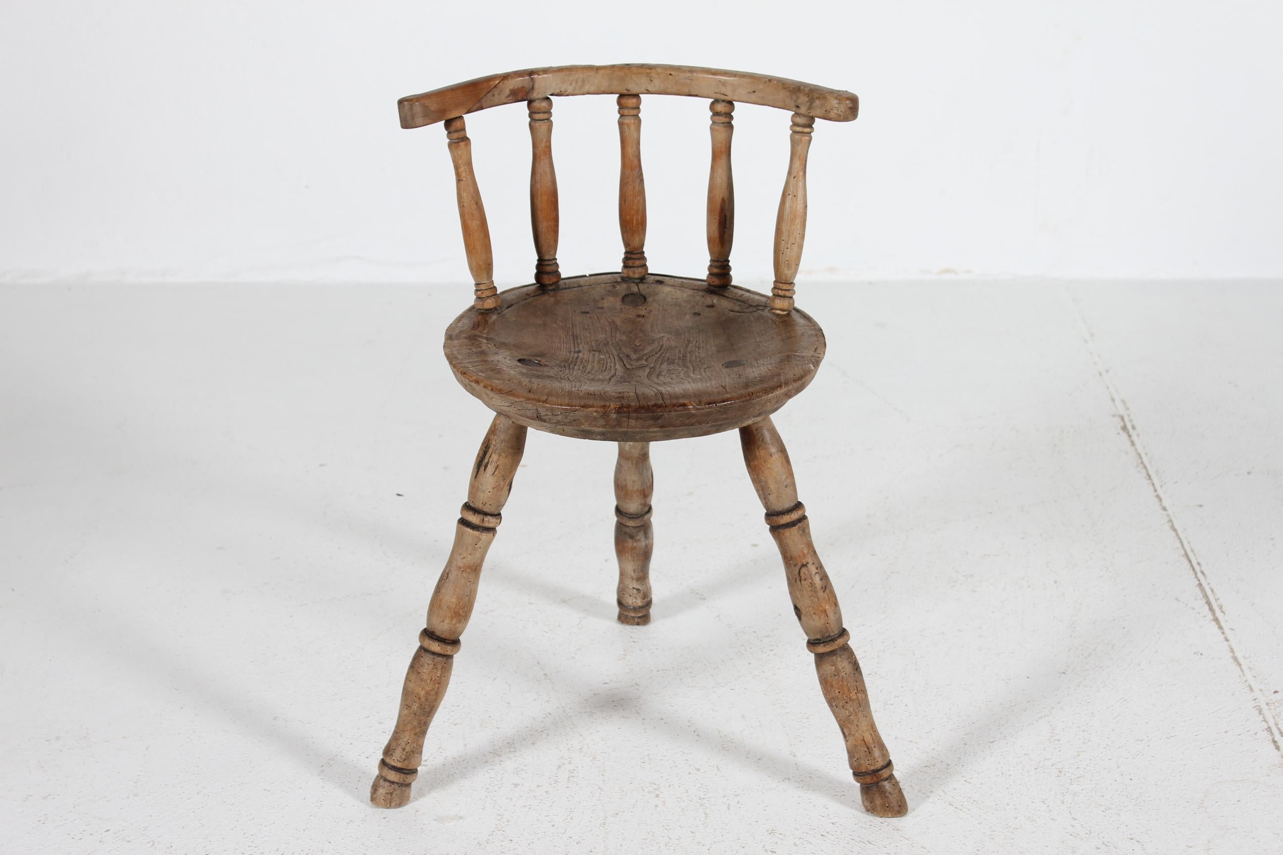 Folk Art Unique Ancienne Chaise suédoise à 3 pieds en bois massif tourné à la main 1850s en vente 3
