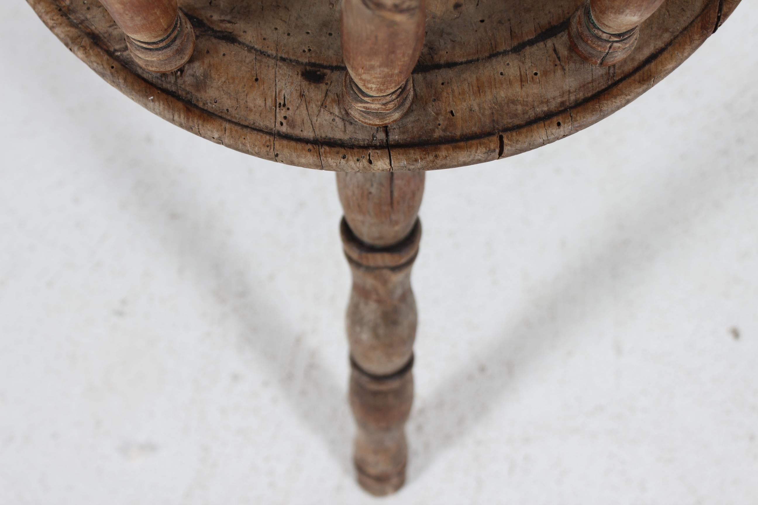 Folk Art Unique Ancienne Chaise suédoise à 3 pieds en bois massif tourné à la main 1850s en vente 4