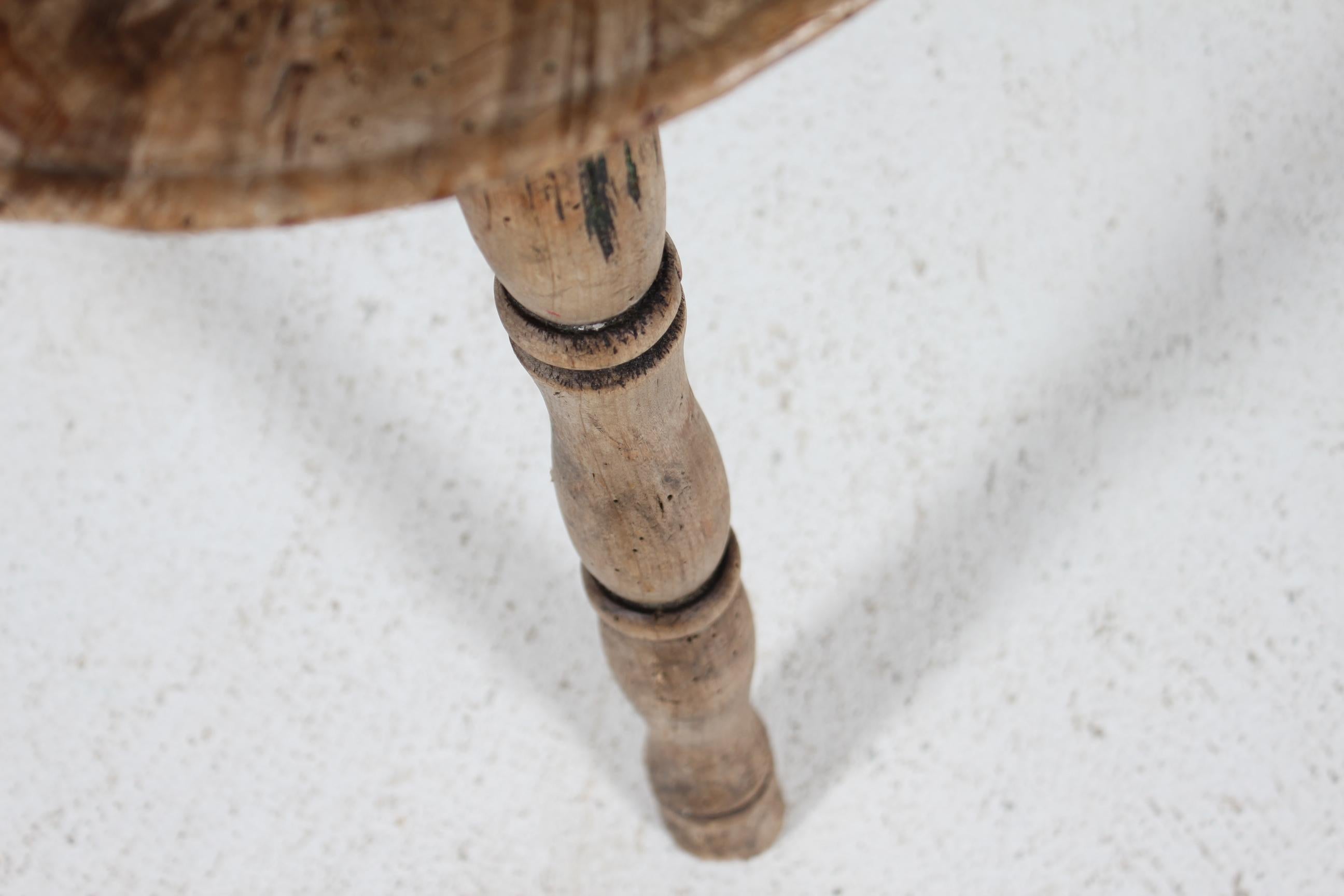 Folk Art Unique Ancienne Chaise suédoise à 3 pieds en bois massif tourné à la main 1850s en vente 5