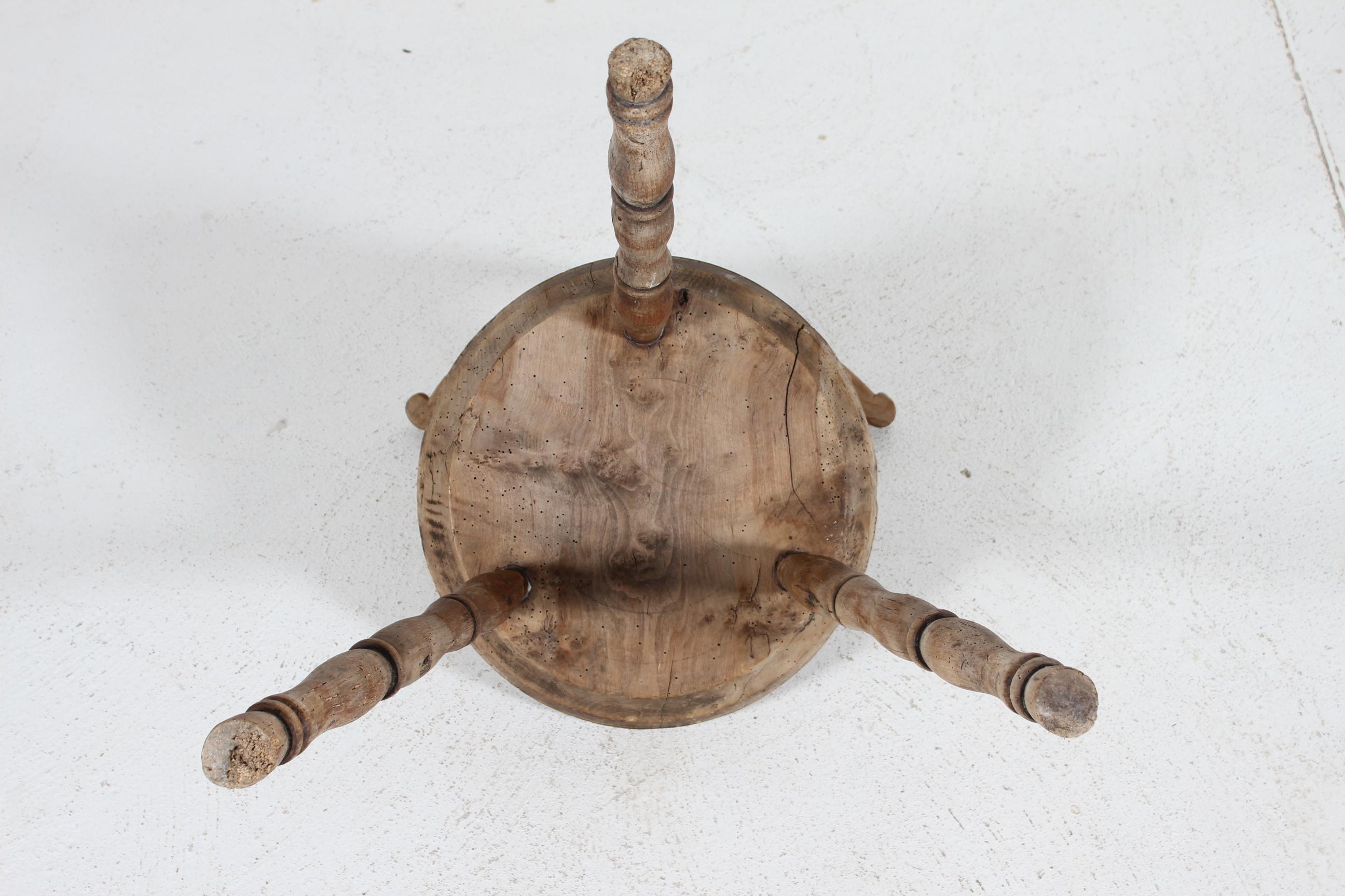 Folk Art Unique Ancienne Chaise suédoise à 3 pieds en bois massif tourné à la main 1850s en vente 6