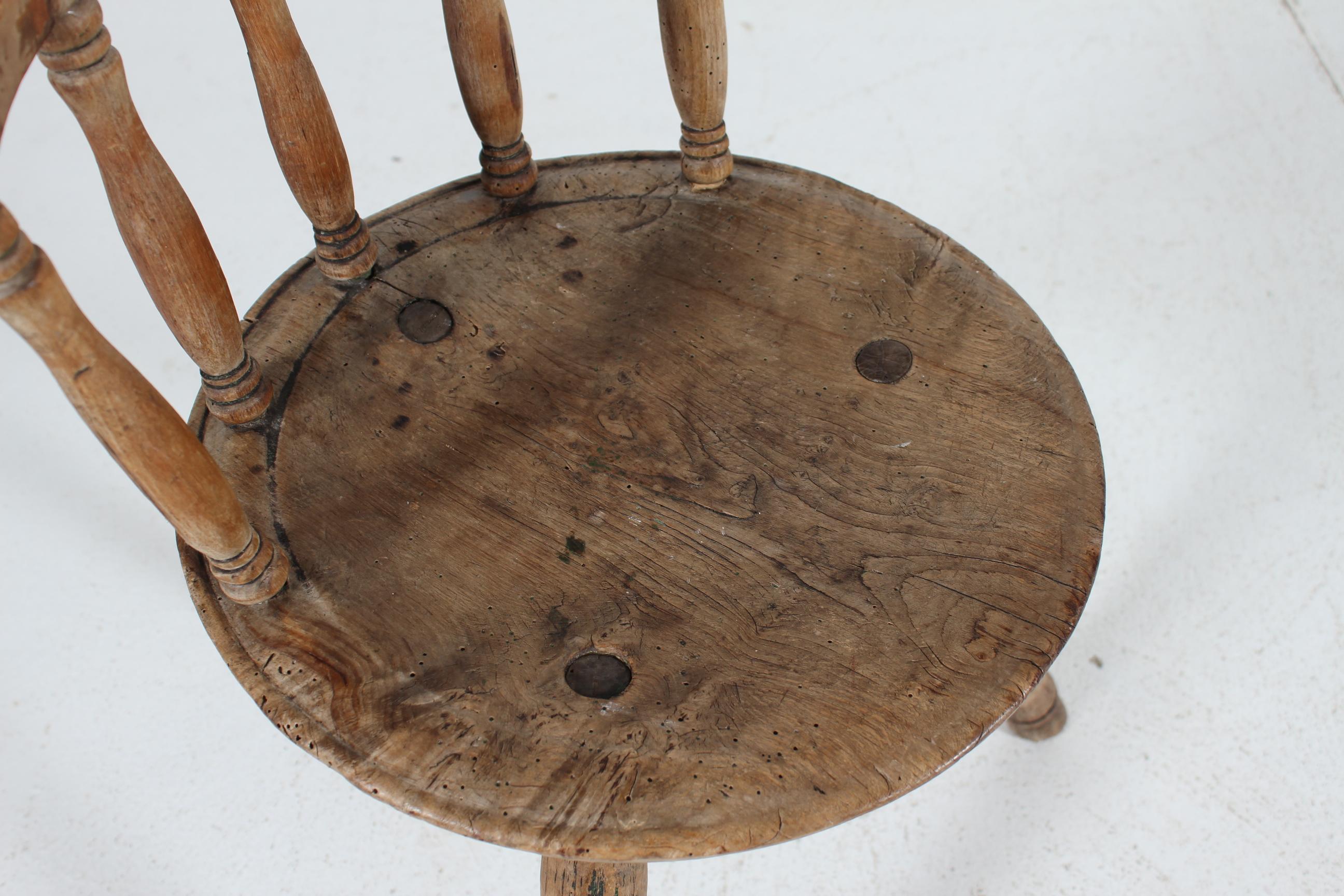 Folk Art Unique Ancienne Chaise suédoise à 3 pieds en bois massif tourné à la main 1850s en vente 7