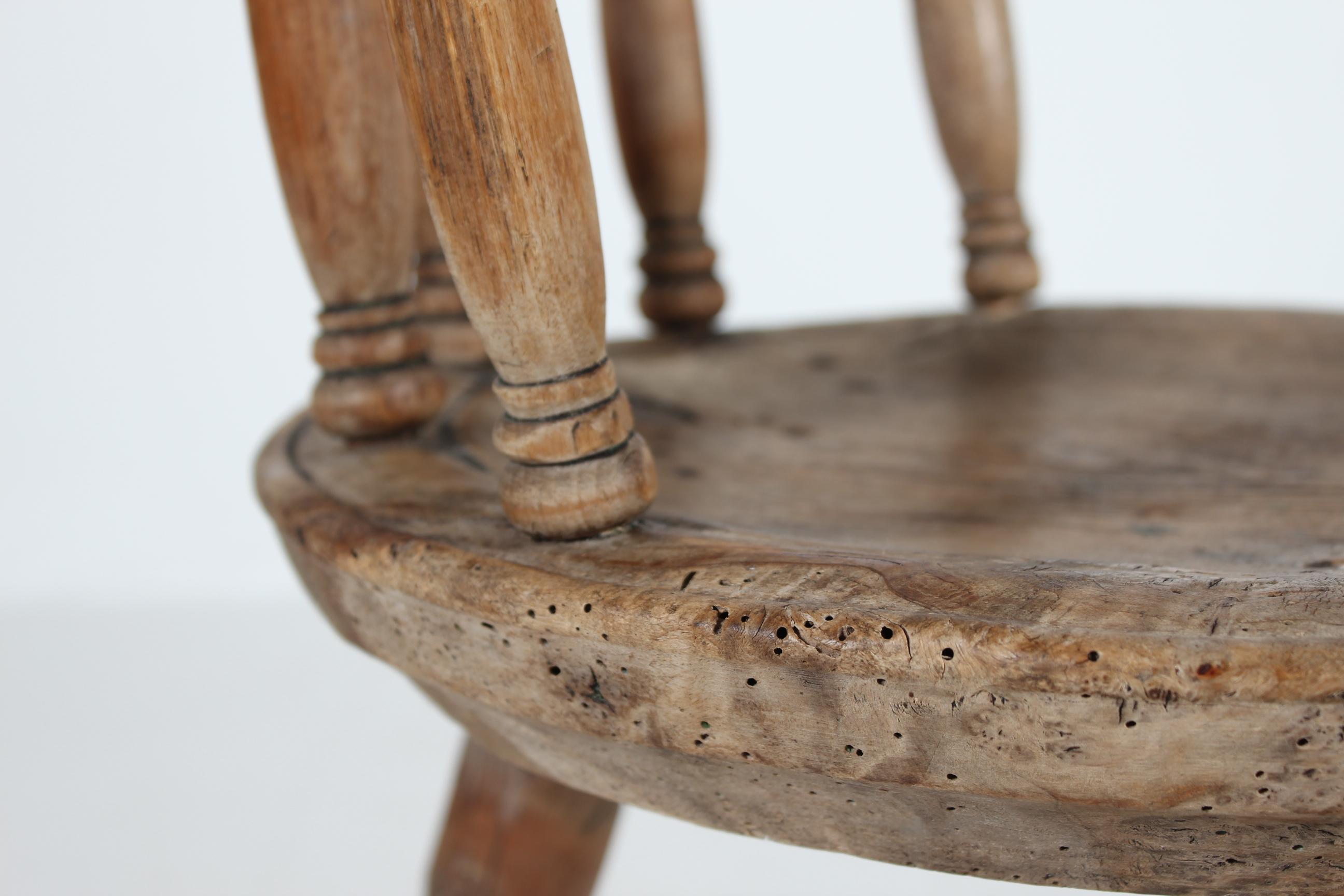 Folk Art Unique Ancienne Chaise suédoise à 3 pieds en bois massif tourné à la main 1850s en vente 8