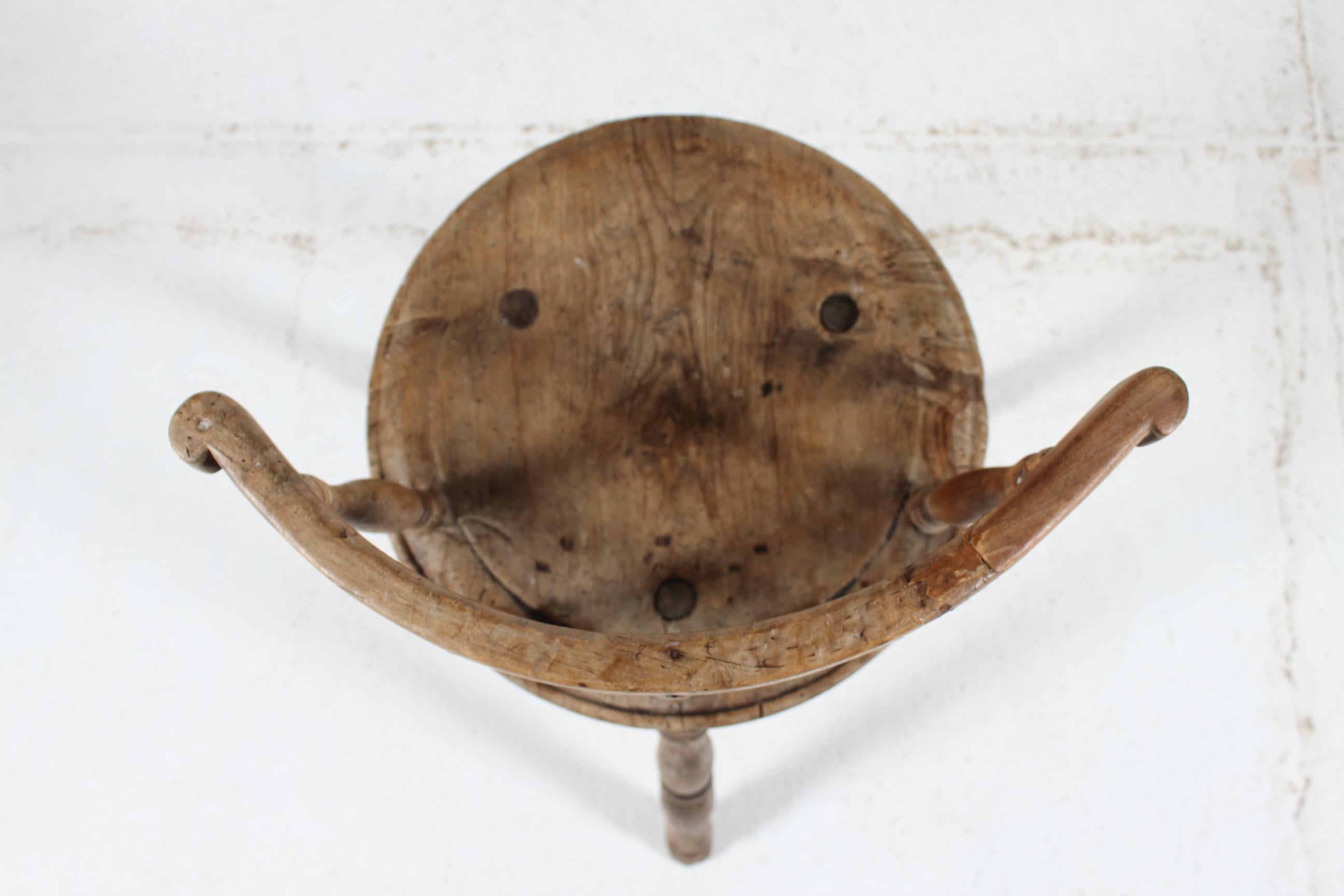 Folk Art Unique Ancienne Chaise suédoise à 3 pieds en bois massif tourné à la main 1850s en vente 9