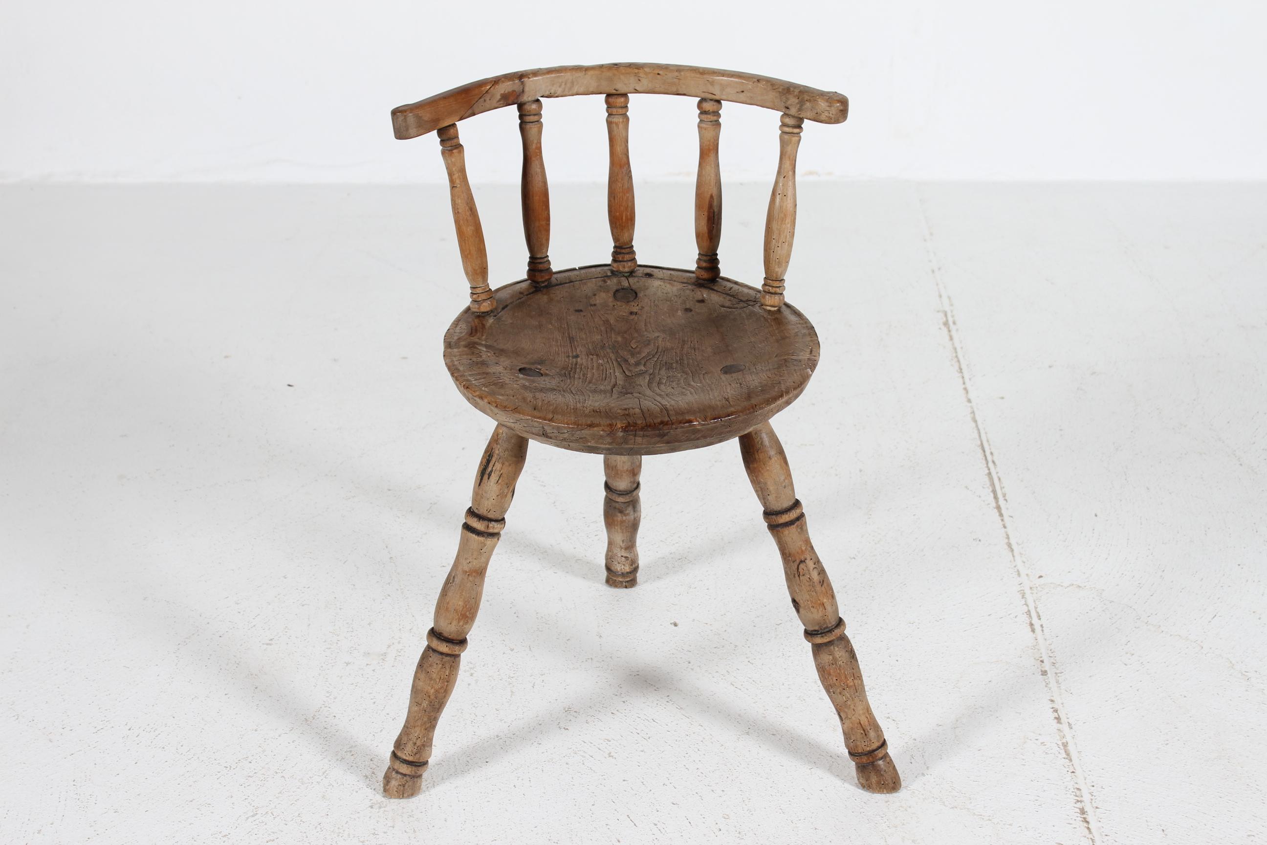 Art populaire charmant  meuble unique avec beaucoup de personnalité !
Ancienne chaise suédoise à trois pieds en bois massif tourné à la main, usée aux endroits les plus exposés.

Mesures :
Hauteur du dossier : 66 cm
Hauteur du siège : 45 cm
Largeur