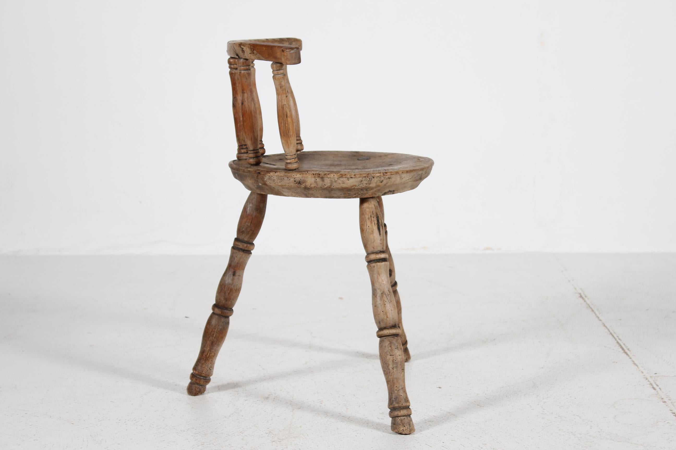 Artisanat Folk Art Unique Ancienne Chaise suédoise à 3 pieds en bois massif tourné à la main 1850s en vente