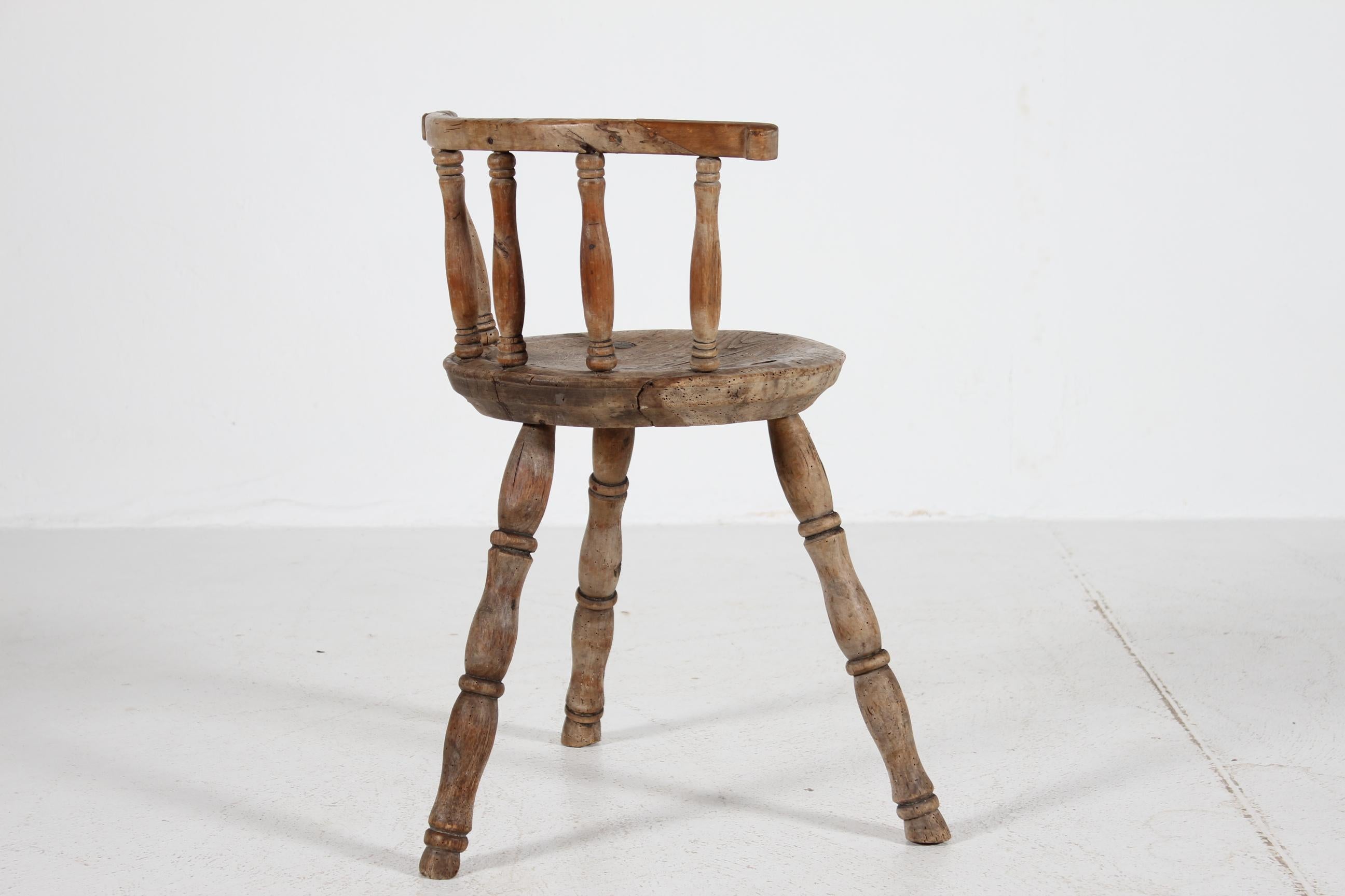 Suédois Folk Art Unique Ancienne Chaise suédoise à 3 pieds en bois massif tourné à la main 1850s en vente