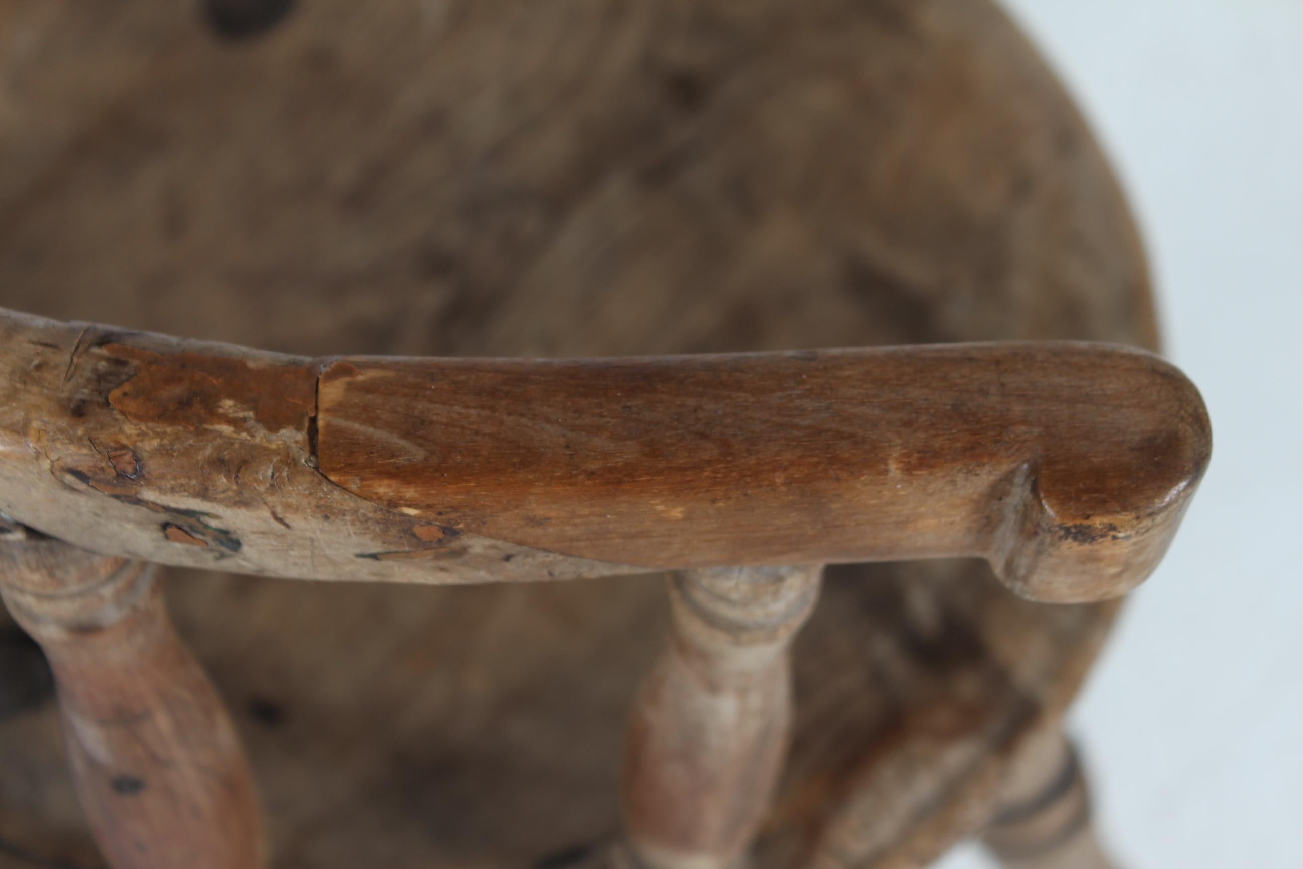 Tourné Folk Art Unique Ancienne Chaise suédoise à 3 pieds en bois massif tourné à la main 1850s en vente