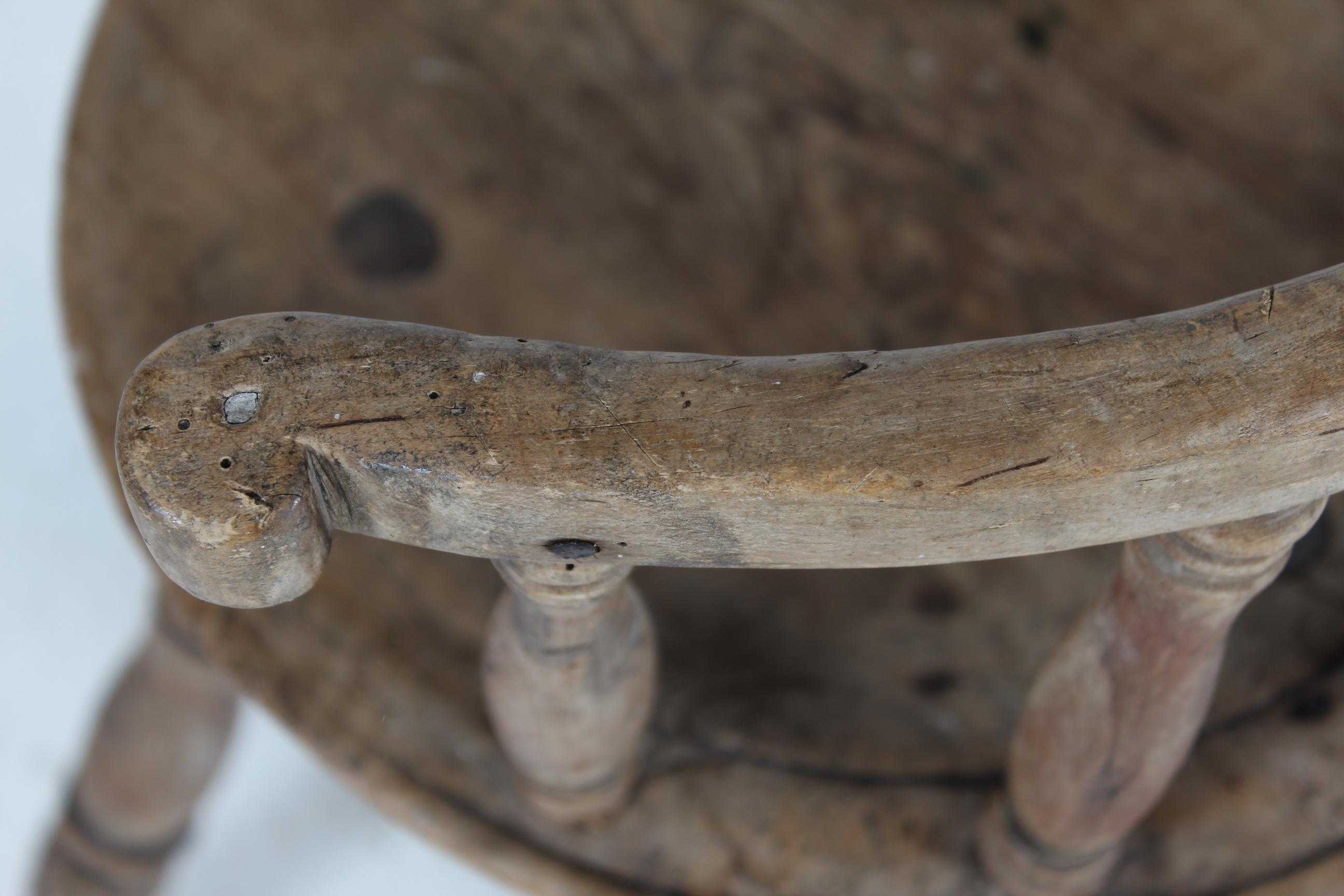Folk Art Unique Ancienne Chaise suédoise à 3 pieds en bois massif tourné à la main 1850s État moyen - En vente à Silkeborg, Silkeborg