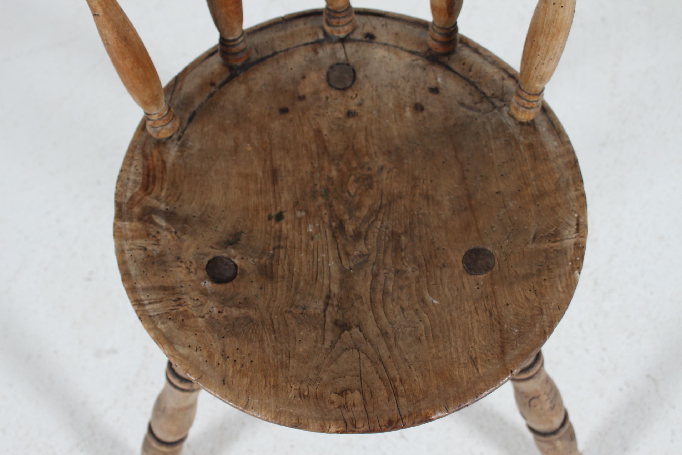 XIXe siècle Folk Art Unique Ancienne Chaise suédoise à 3 pieds en bois massif tourné à la main 1850s en vente