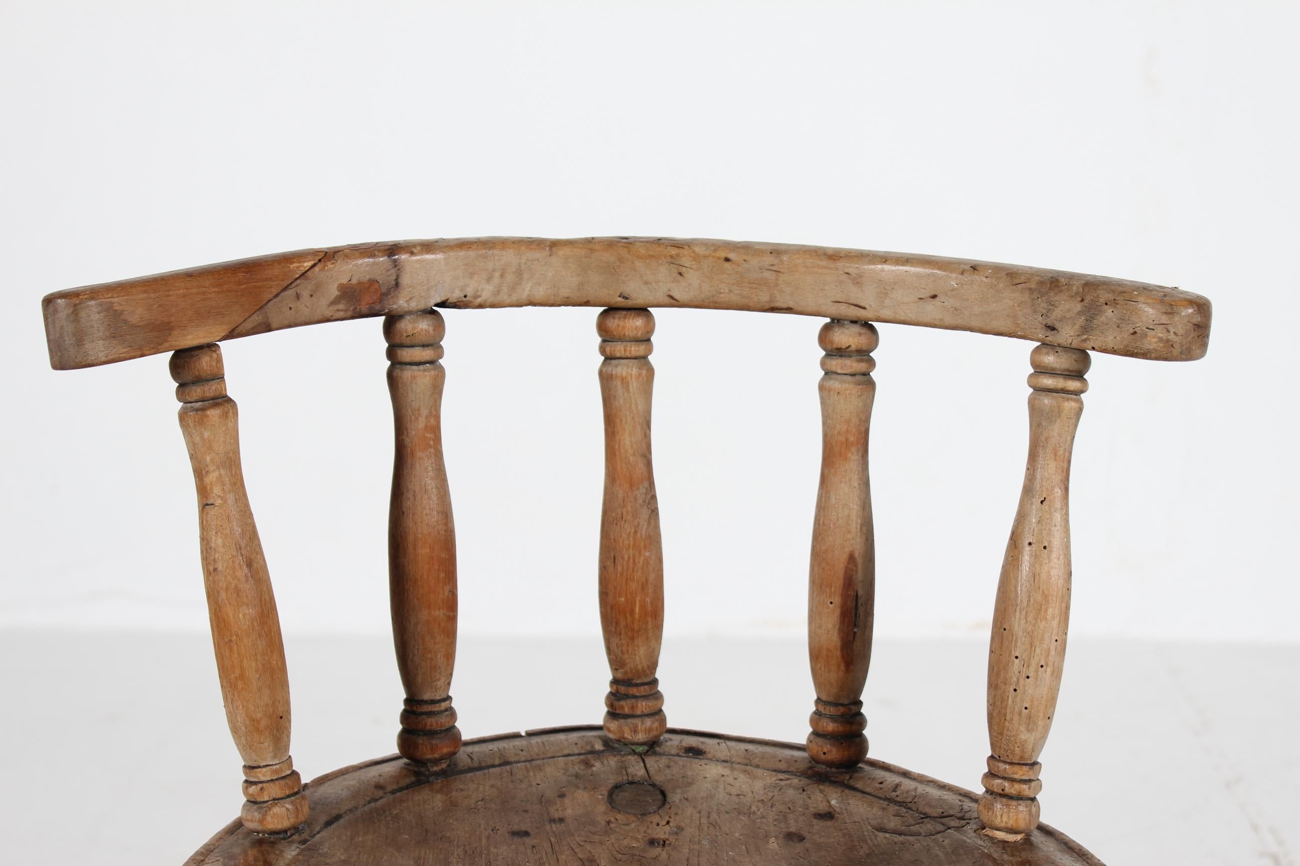 Bois Folk Art Unique Ancienne Chaise suédoise à 3 pieds en bois massif tourné à la main 1850s en vente