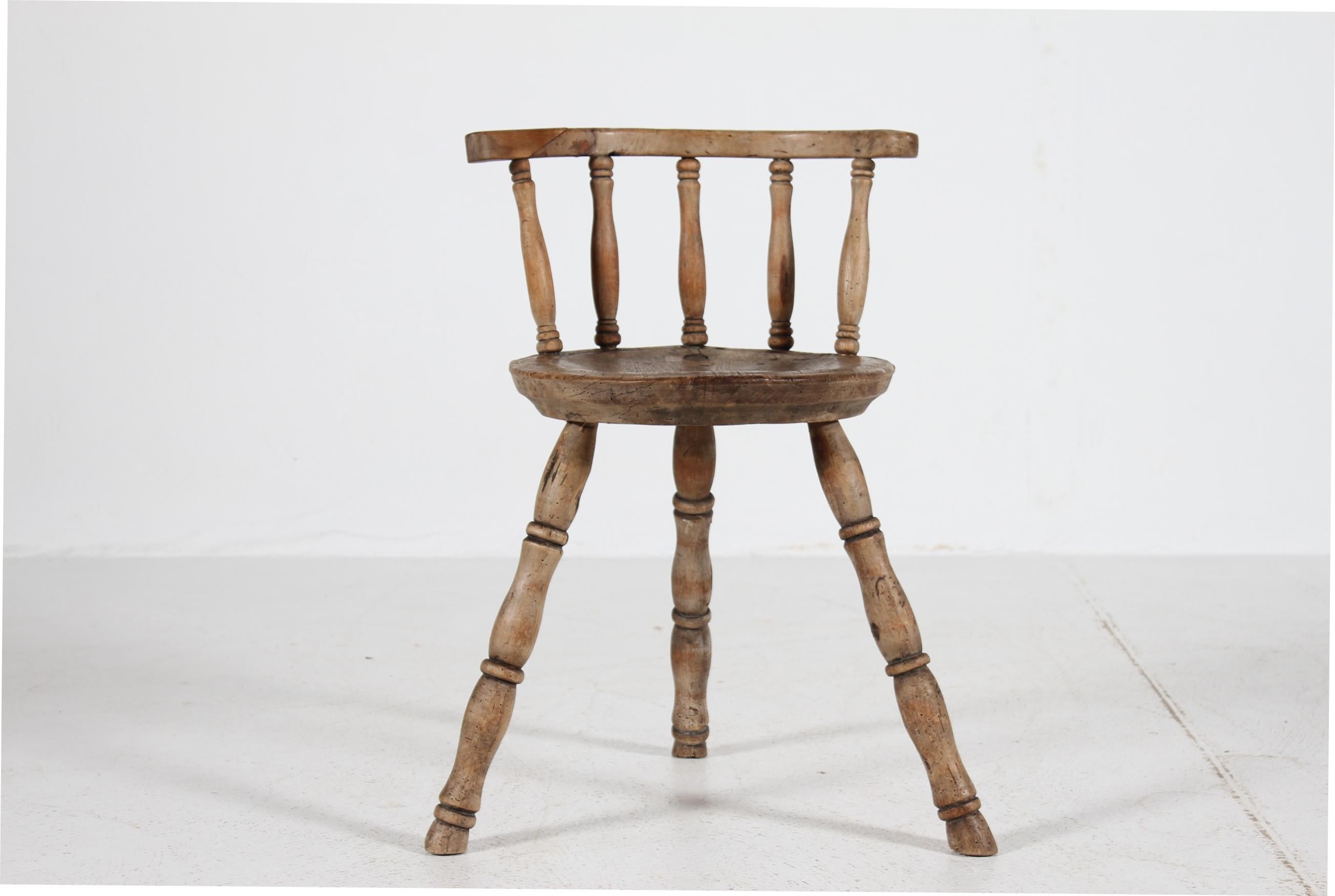 Folk Art Unique Ancienne Chaise suédoise à 3 pieds en bois massif tourné à la main 1850s en vente 1