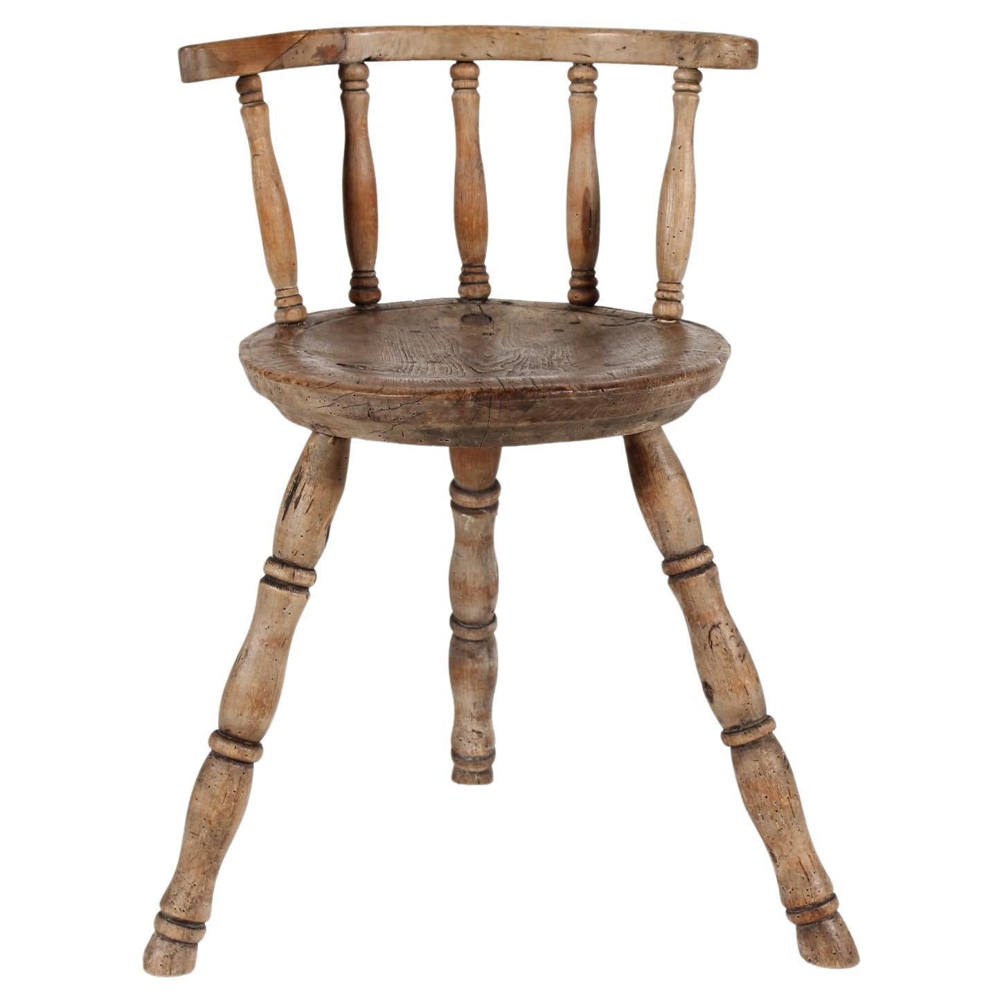 Folk Art Unique Ancienne Chaise suédoise à 3 pieds en bois massif tourné à la main 1850s en vente