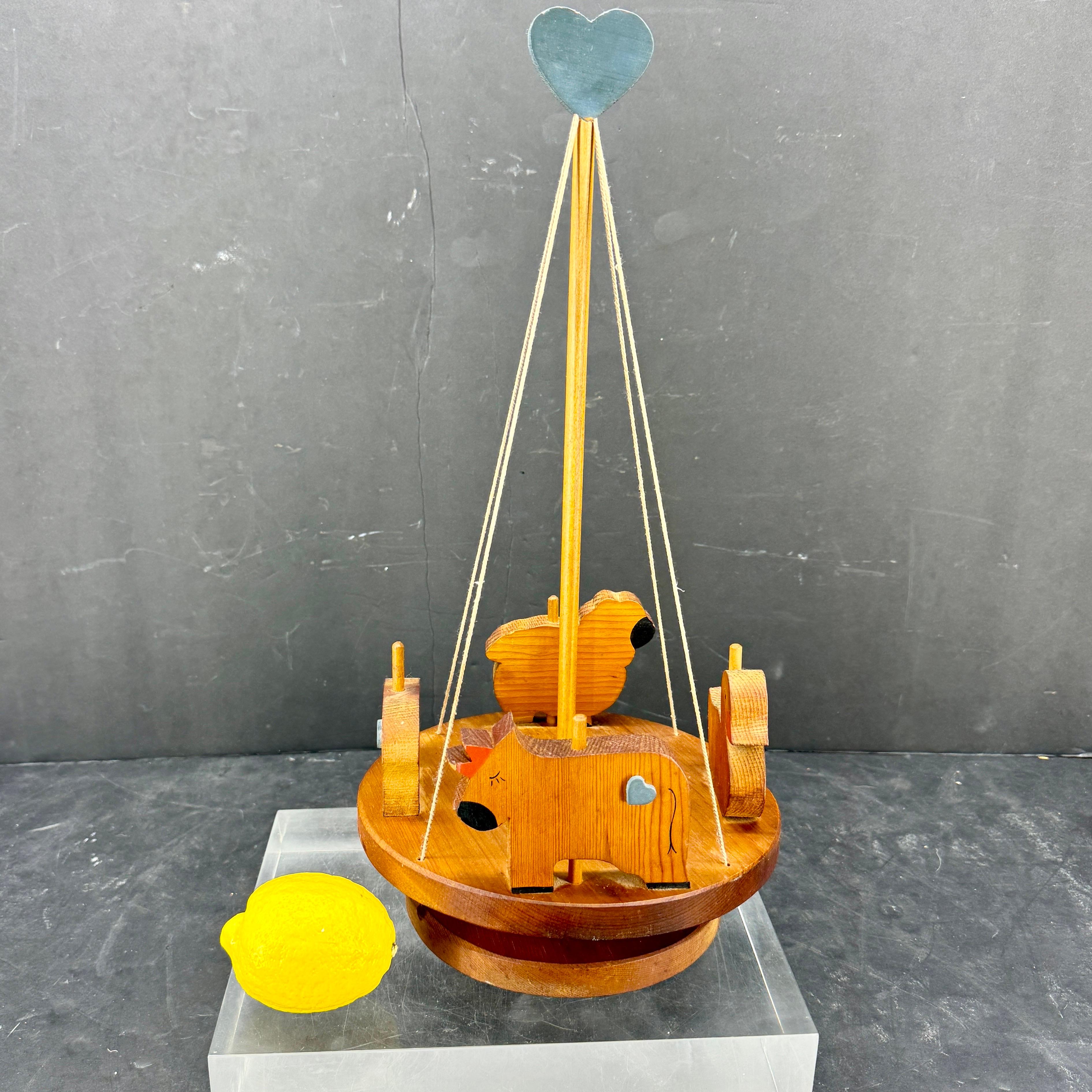 Vintage Volkskunst-Spintop- Mobile aus Holz mit Bauern- und Tiermotiven (Moderne der Mitte des Jahrhunderts) im Angebot