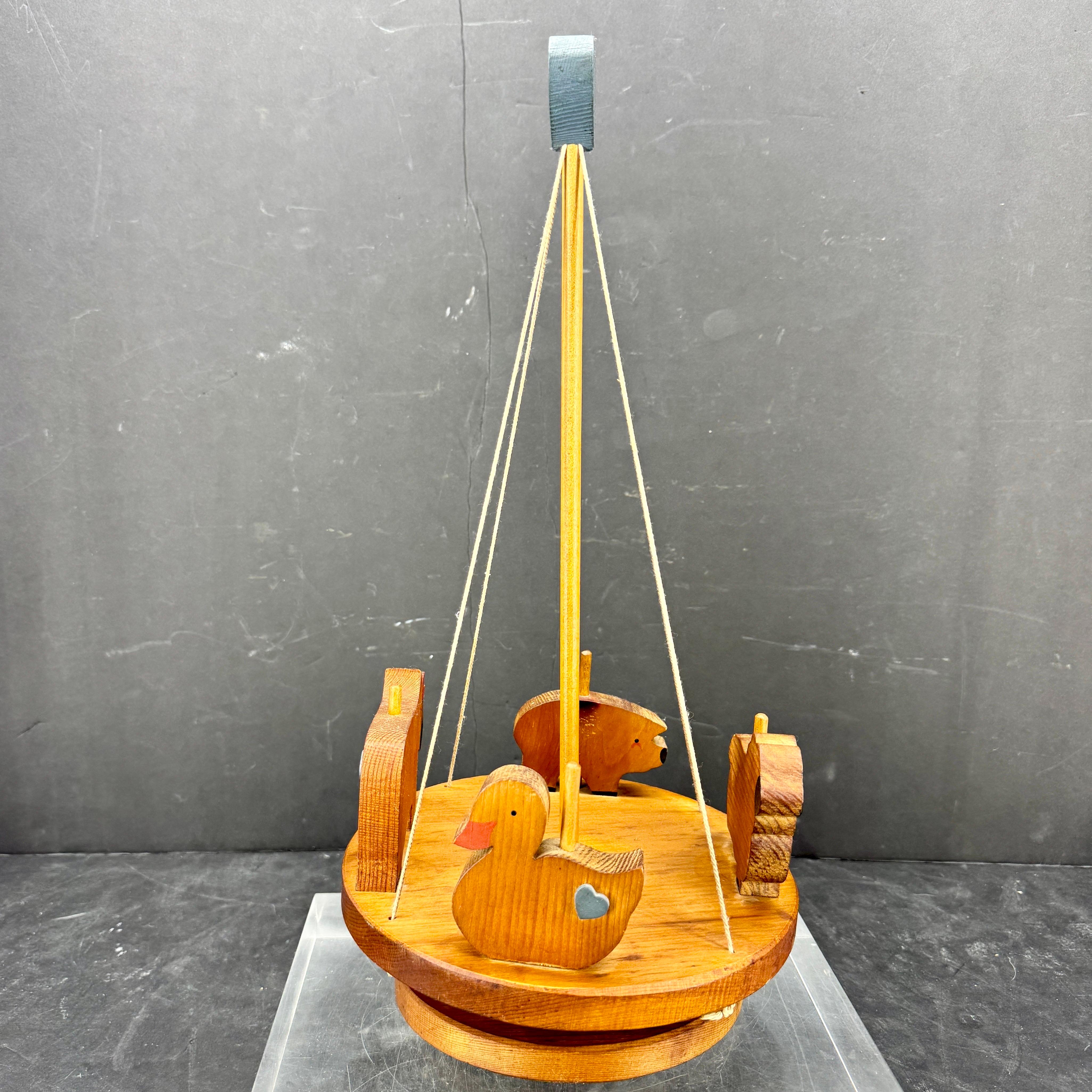 Vintage Volkskunst-Spintop- Mobile aus Holz mit Bauern- und Tiermotiven (Europäisch) im Angebot