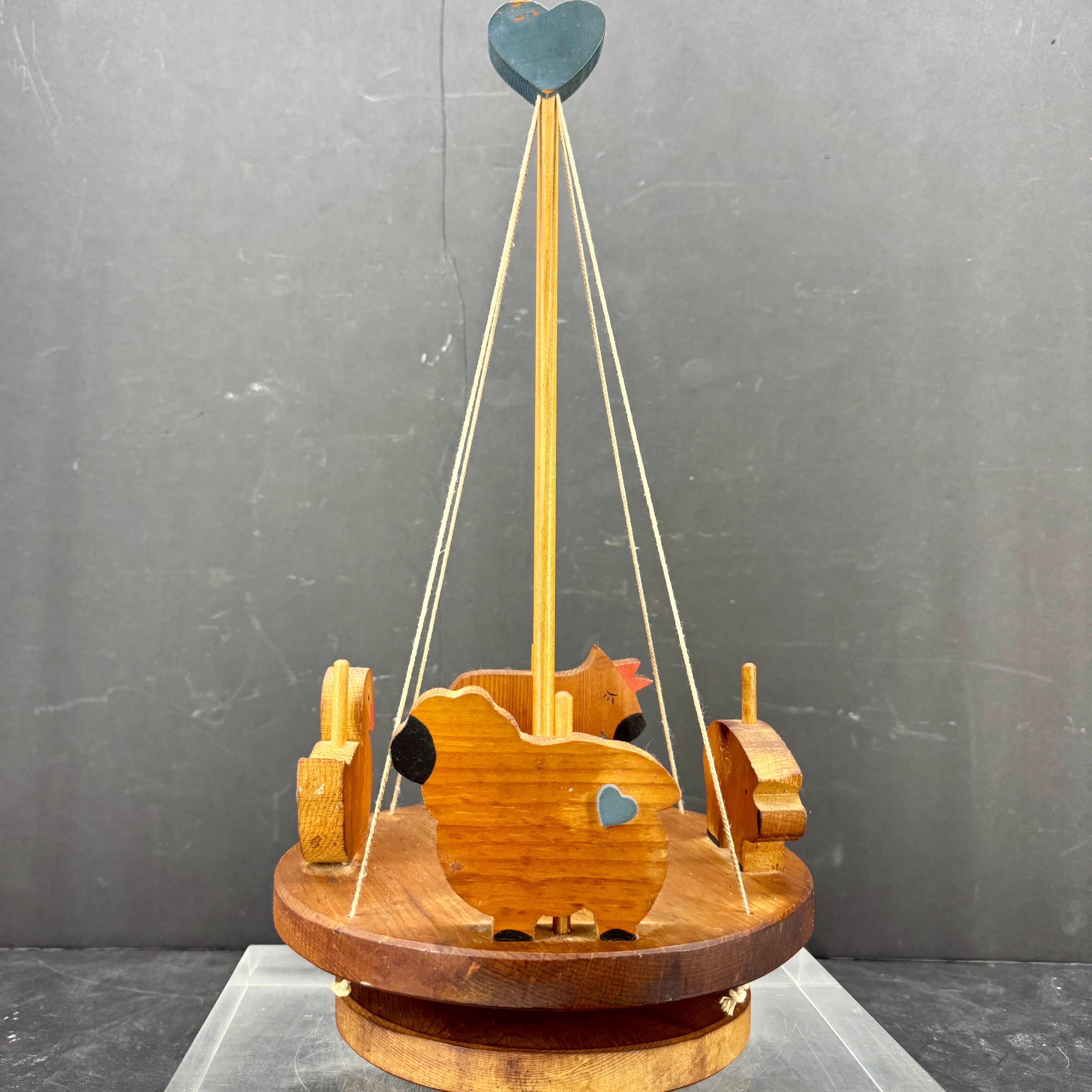 Vintage Volkskunst-Spintop- Mobile aus Holz mit Bauern- und Tiermotiven (Handgefertigt) im Angebot