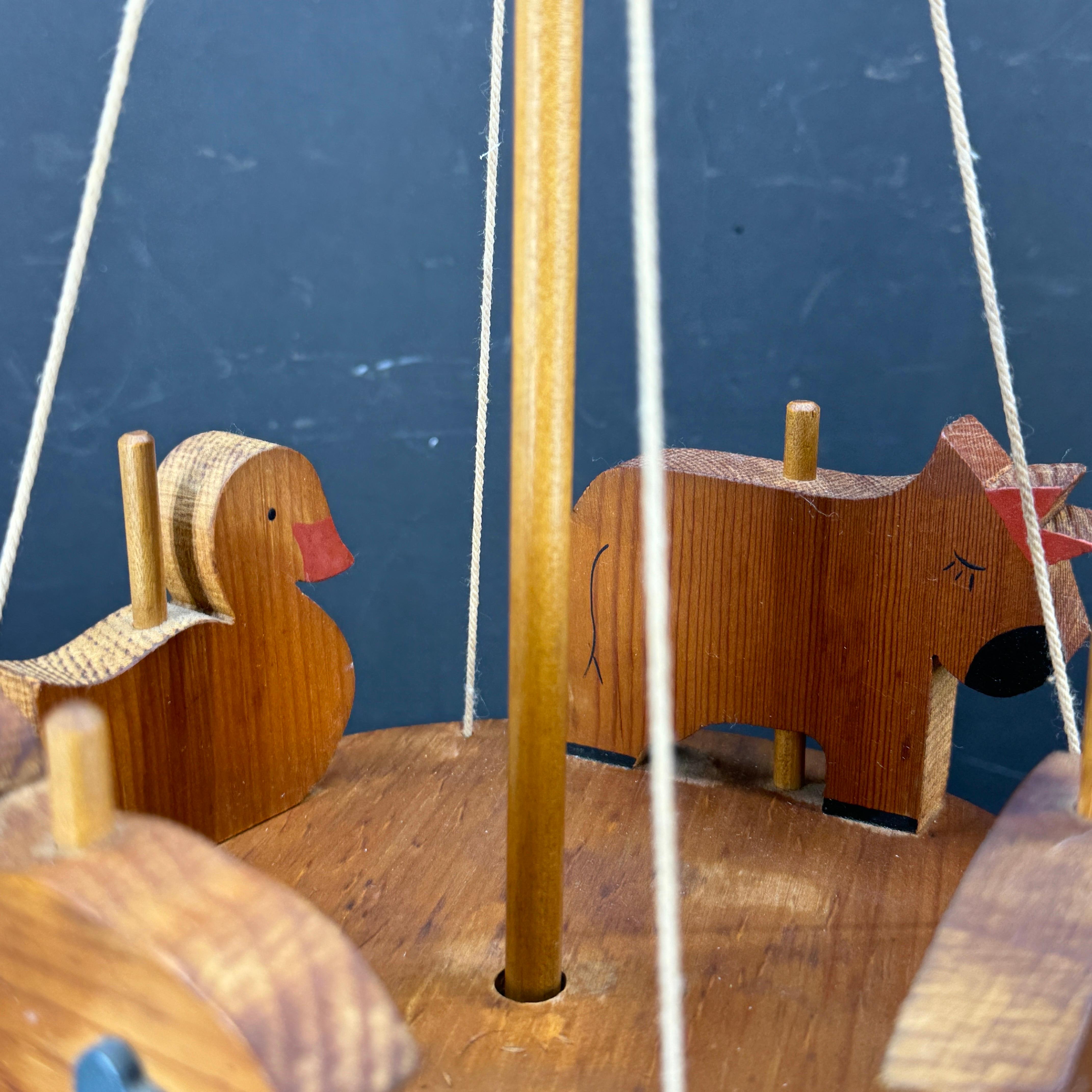 Vintage Volkskunst-Spintop- Mobile aus Holz mit Bauern- und Tiermotiven im Zustand „Gut“ im Angebot in Haddonfield, NJ