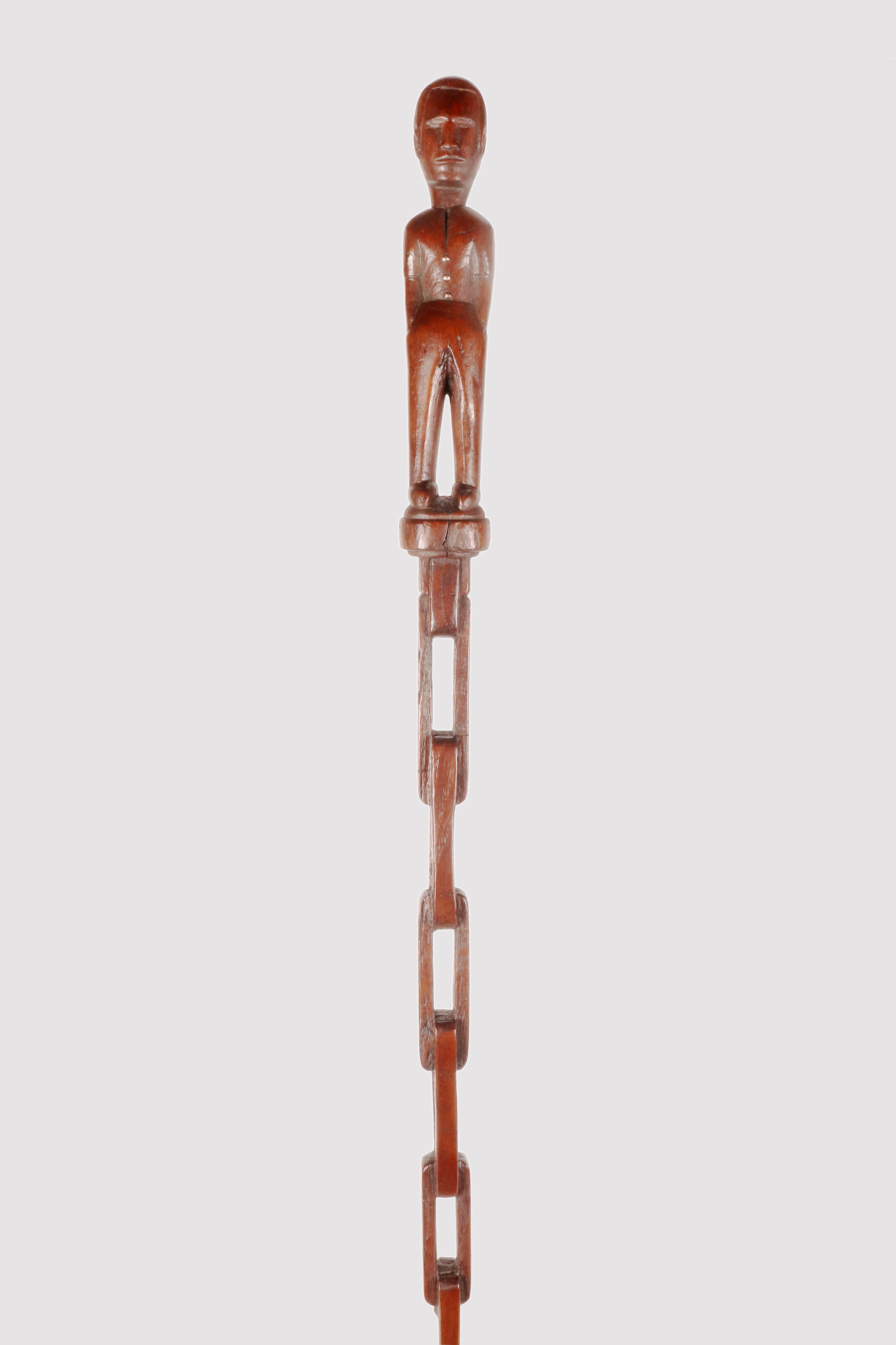 Bâton de marche d'art populaire américain.
Le bâton est entièrement fabriqué à partir d'une seule branche de bois fruitier, sculptée et ingravée. L'embout est en cuivre, lisse avec des lignes décoratives et des clous.
Le manche du bâton est sculpté