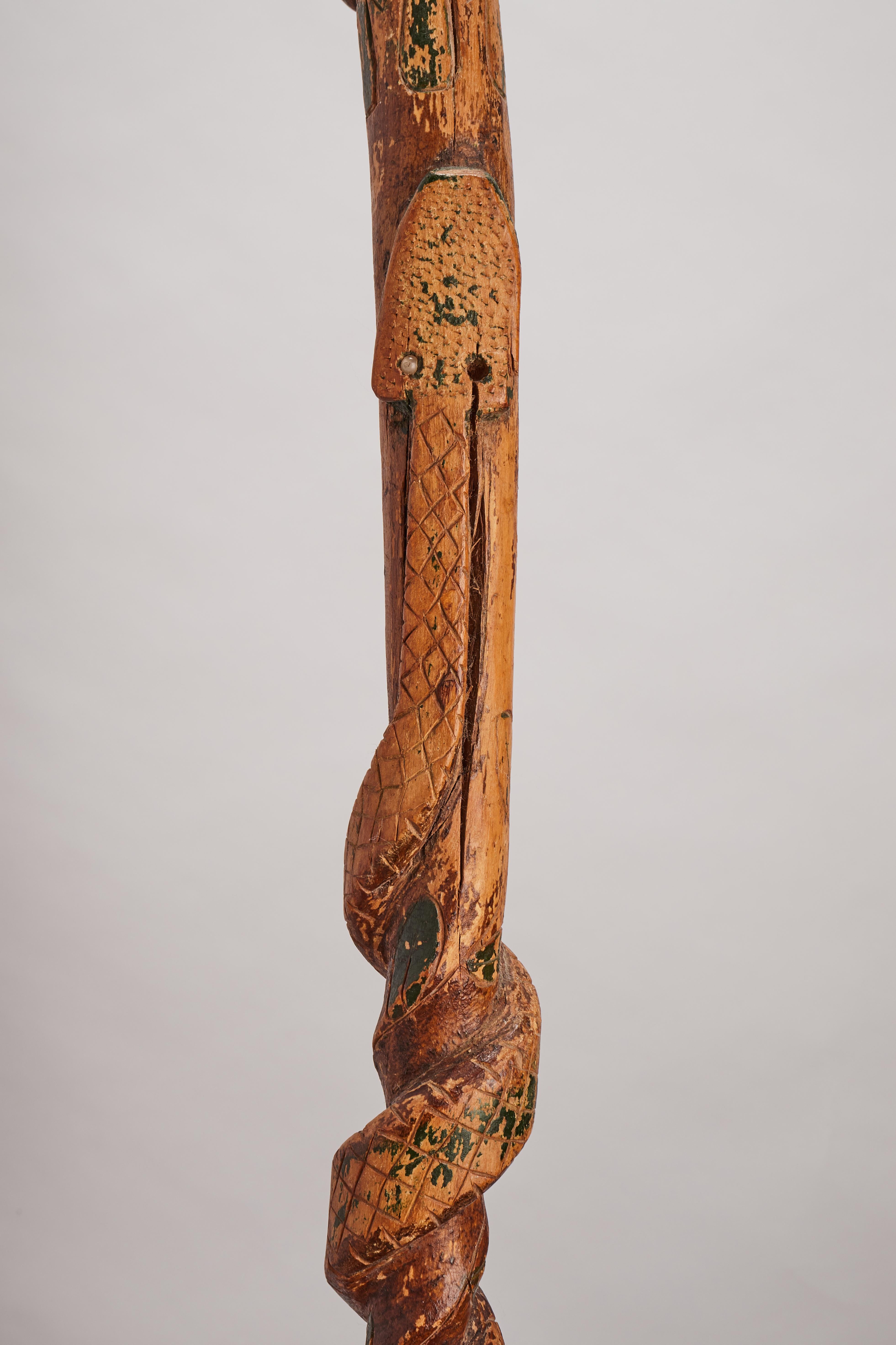 Folk art  walking stick depicting the head of a man with a snake, USA 1880. en vente 4