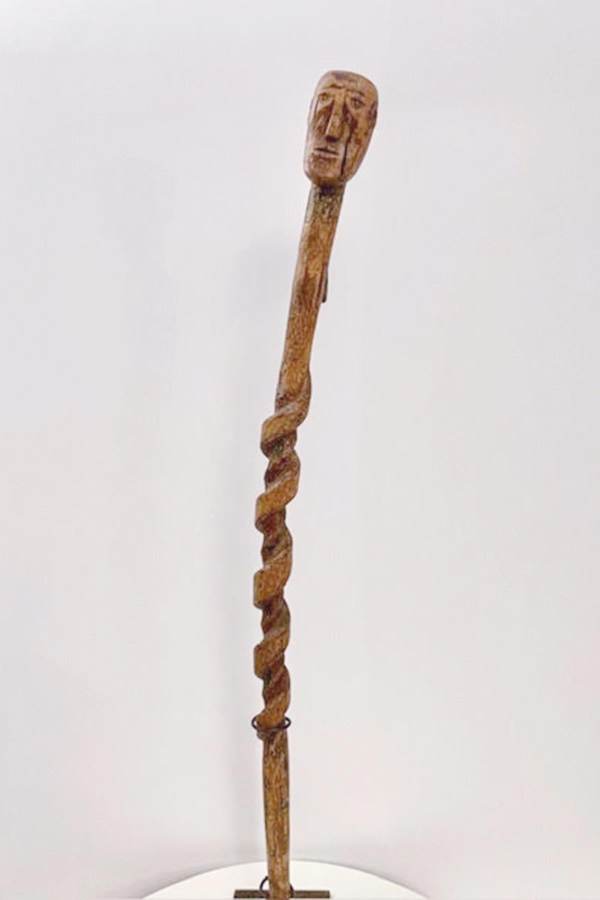 Folk art  walking stick depicting the head of a man with a snake, USA 1880. Bon état - En vente à Milan, IT