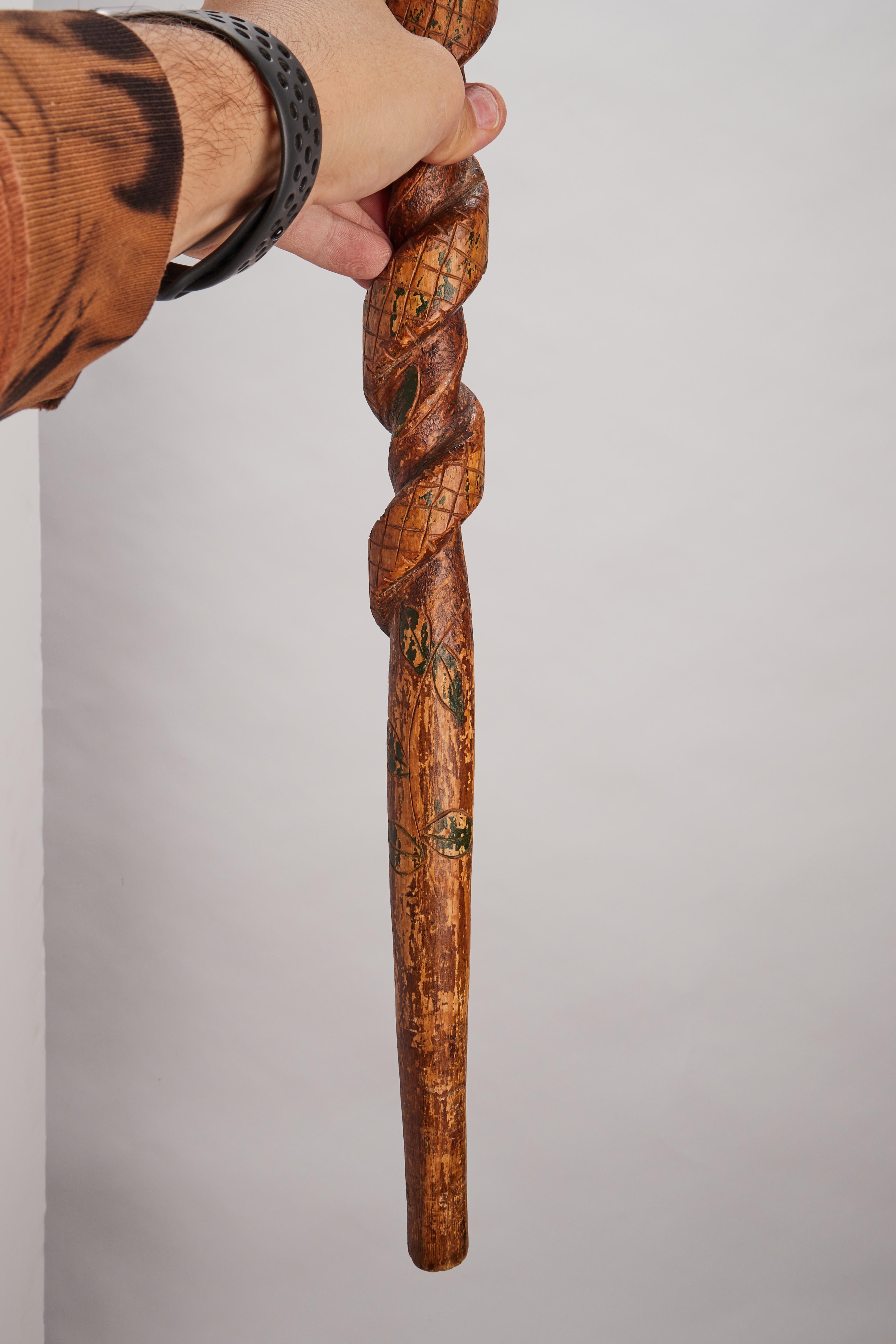 Folk art  walking stick depicting the head of a man with a snake, USA 1880. en vente 1