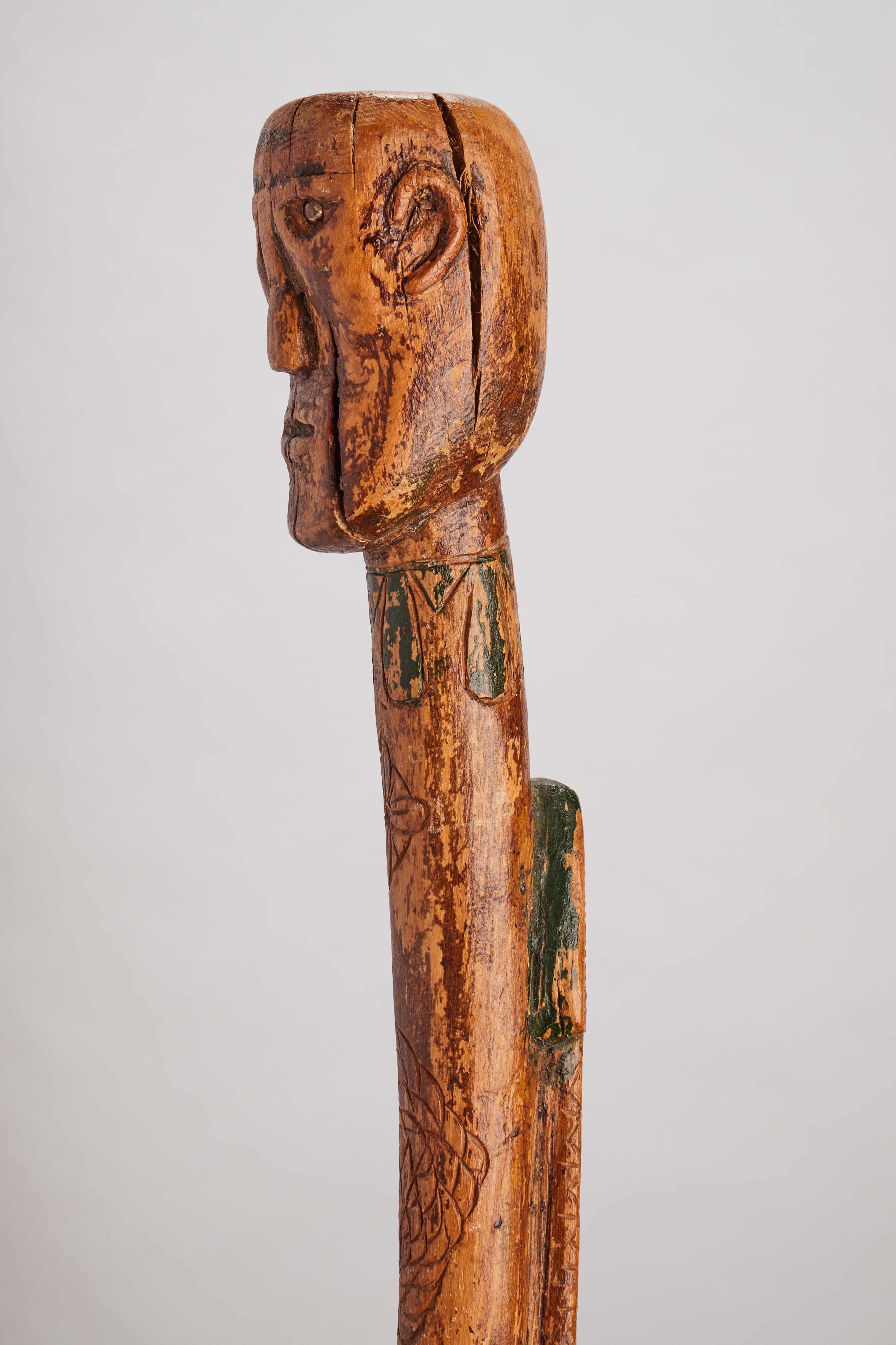 Folk art  walking stick depicting the head of a man with a snake, USA 1880. en vente 3