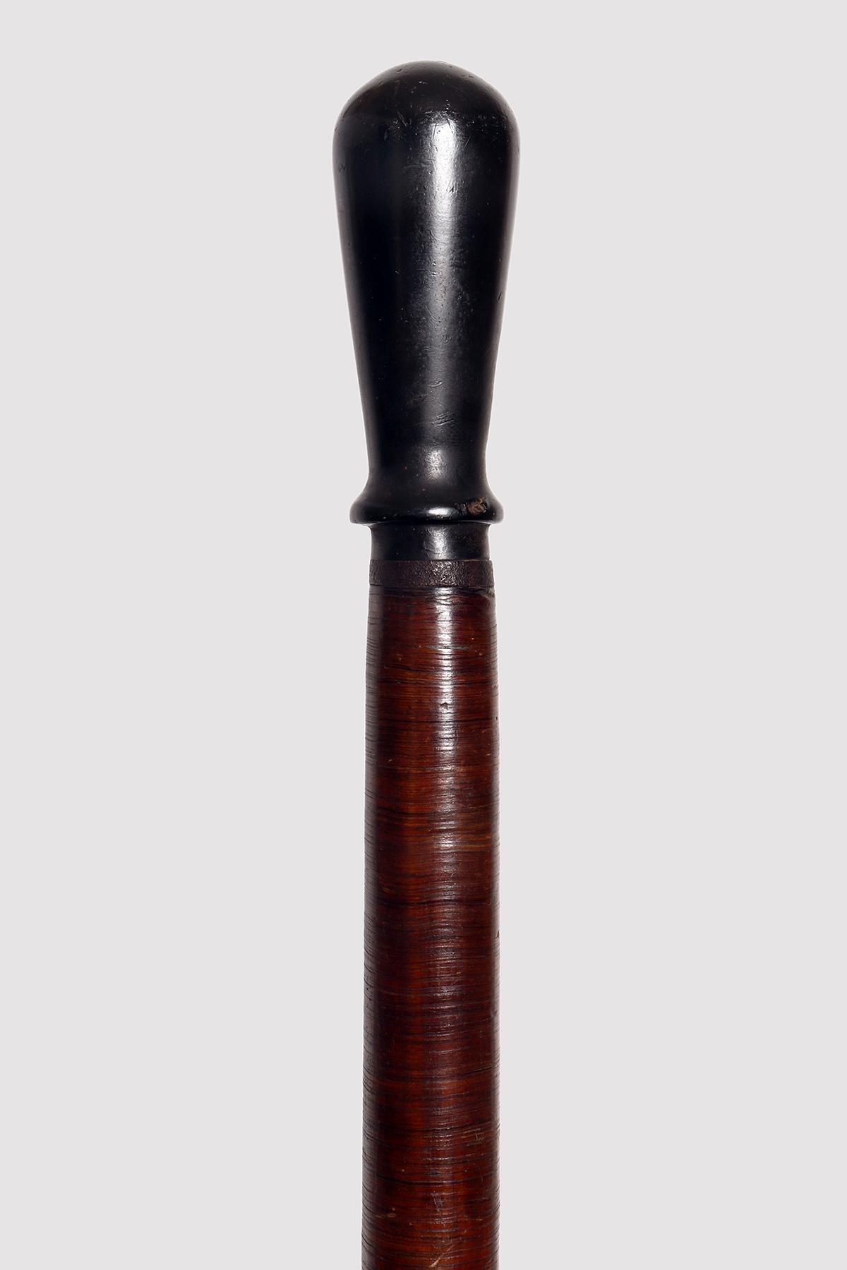 Folk art  walking stick, leather discs and black horne, England 1860.  In Good Condition For Sale In Milan, IT