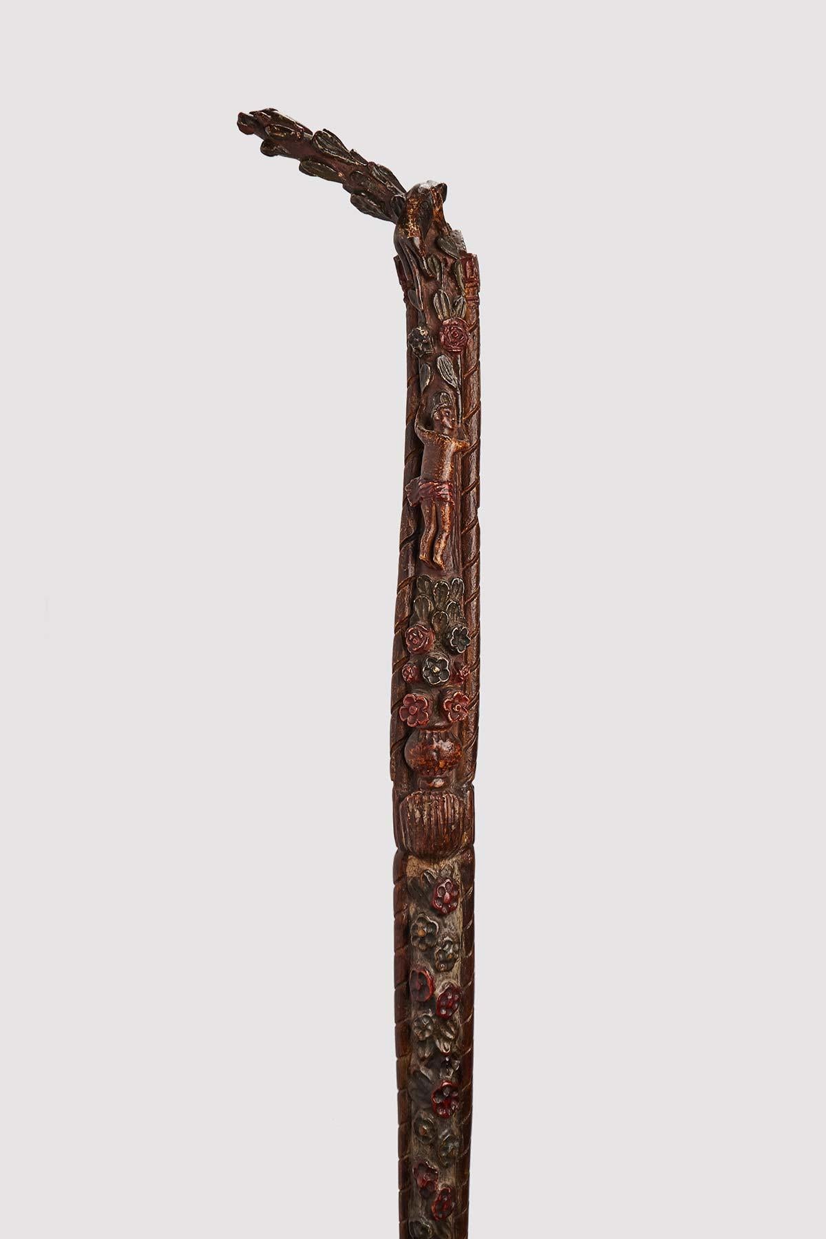 Stock der Volkskunst: einzigartiges Stück aus geschnitztem und geschnitztem Holz, sehr hoch, weinrot lackiert, mit Blumen und Figuren. Russland um 1830.