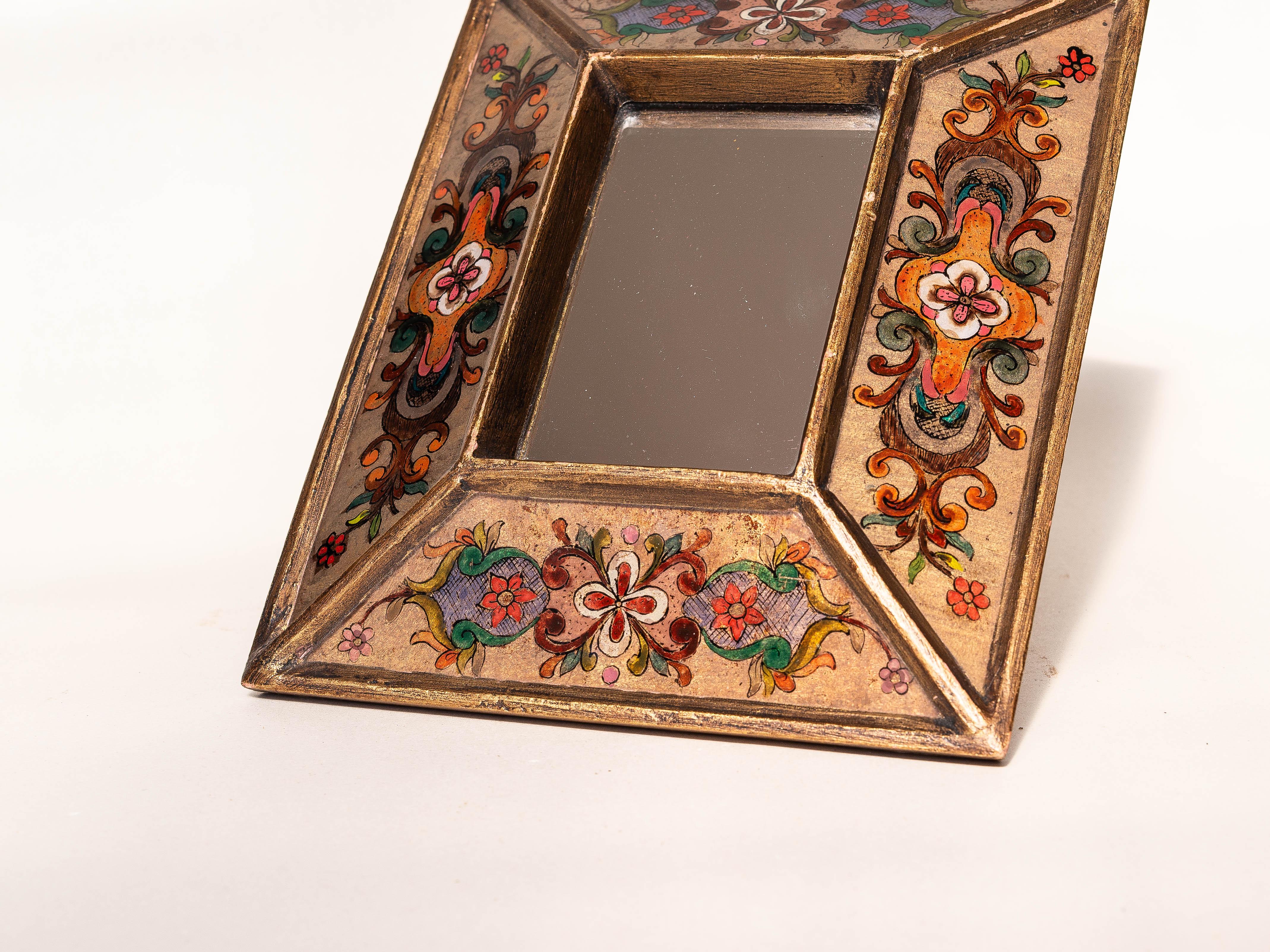 Péruvien Miroir mural d'artisanat, motifs floraux peints à la main et cadre doré, Pérou 1970 en vente