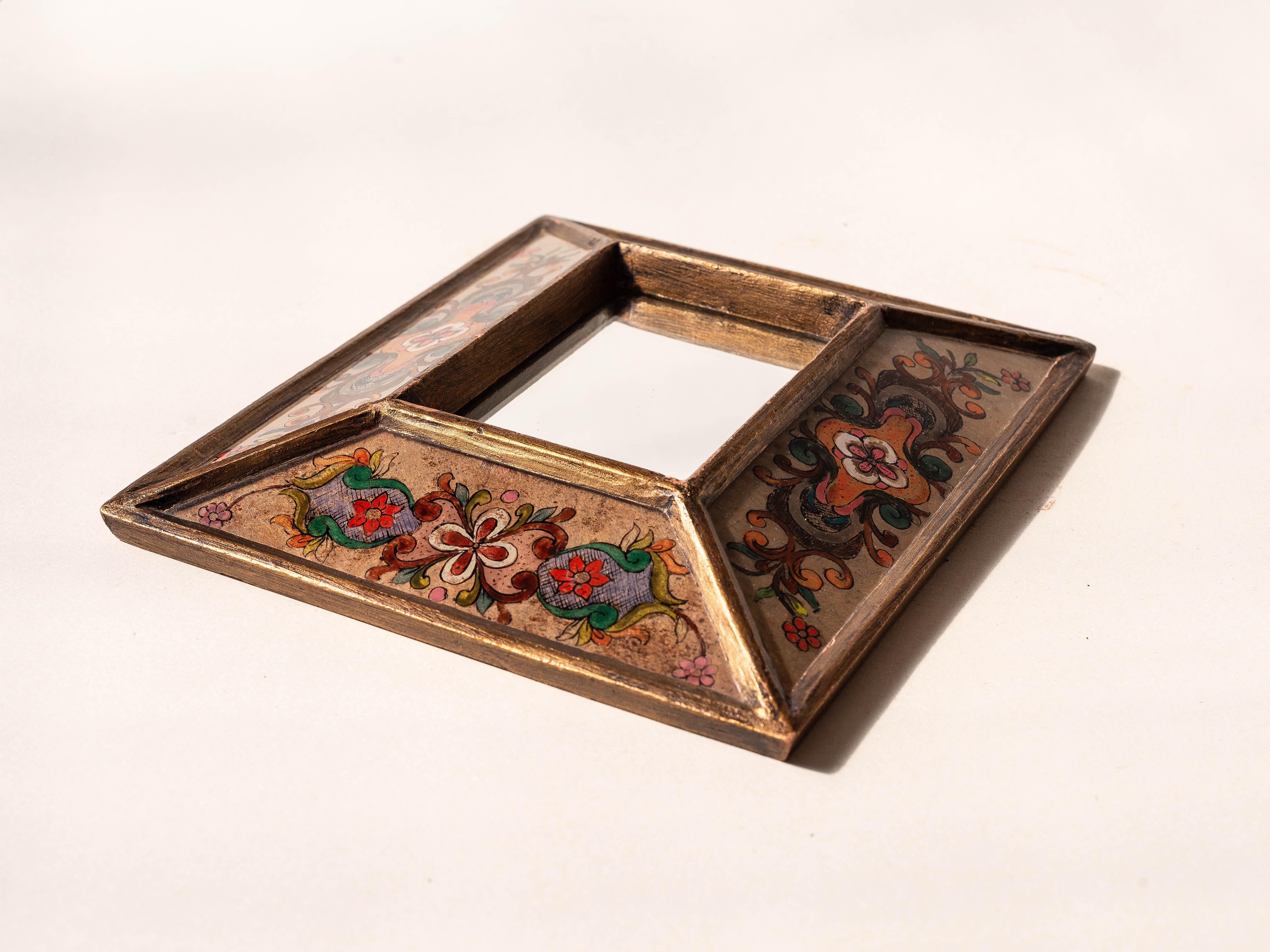 Fait main Miroir mural d'artisanat, motifs floraux peints à la main et cadre doré, Pérou 1970 en vente
