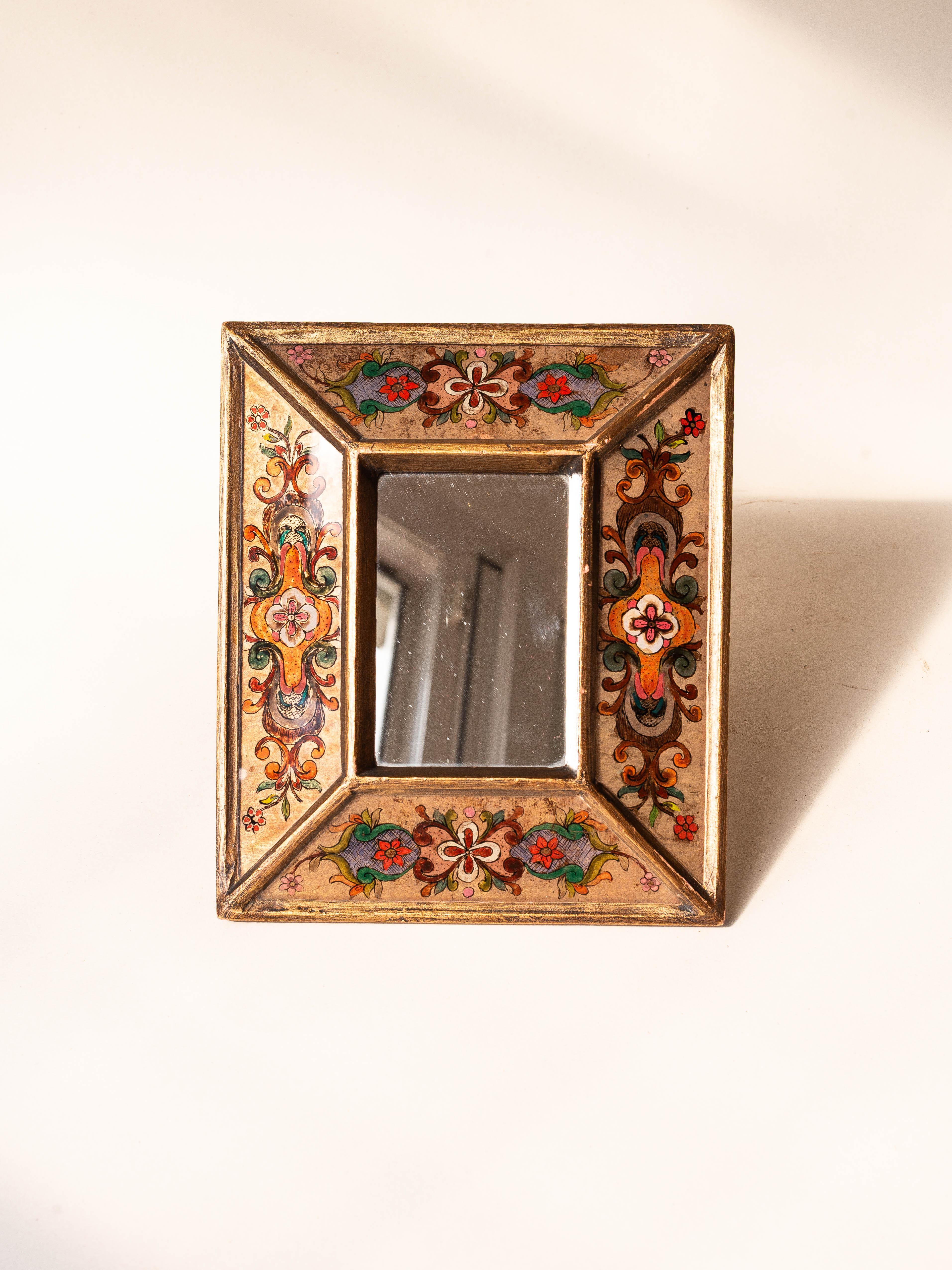 Miroir mural d'artisanat, motifs floraux peints à la main et cadre doré, Pérou 1970 Bon état - En vente à ROUEN, Normandie
