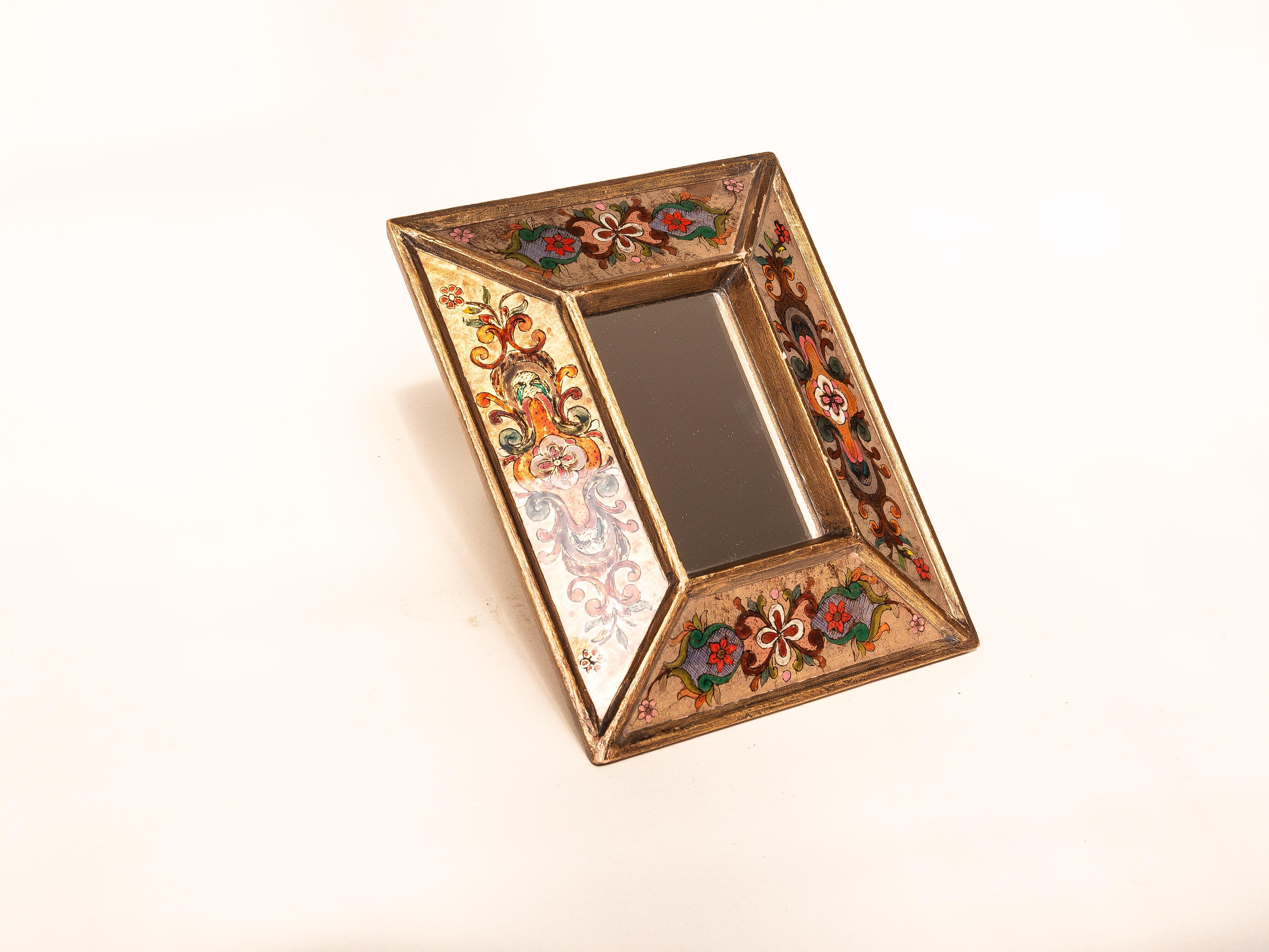 20ième siècle Miroir mural d'artisanat, motifs floraux peints à la main et cadre doré, Pérou 1970 en vente