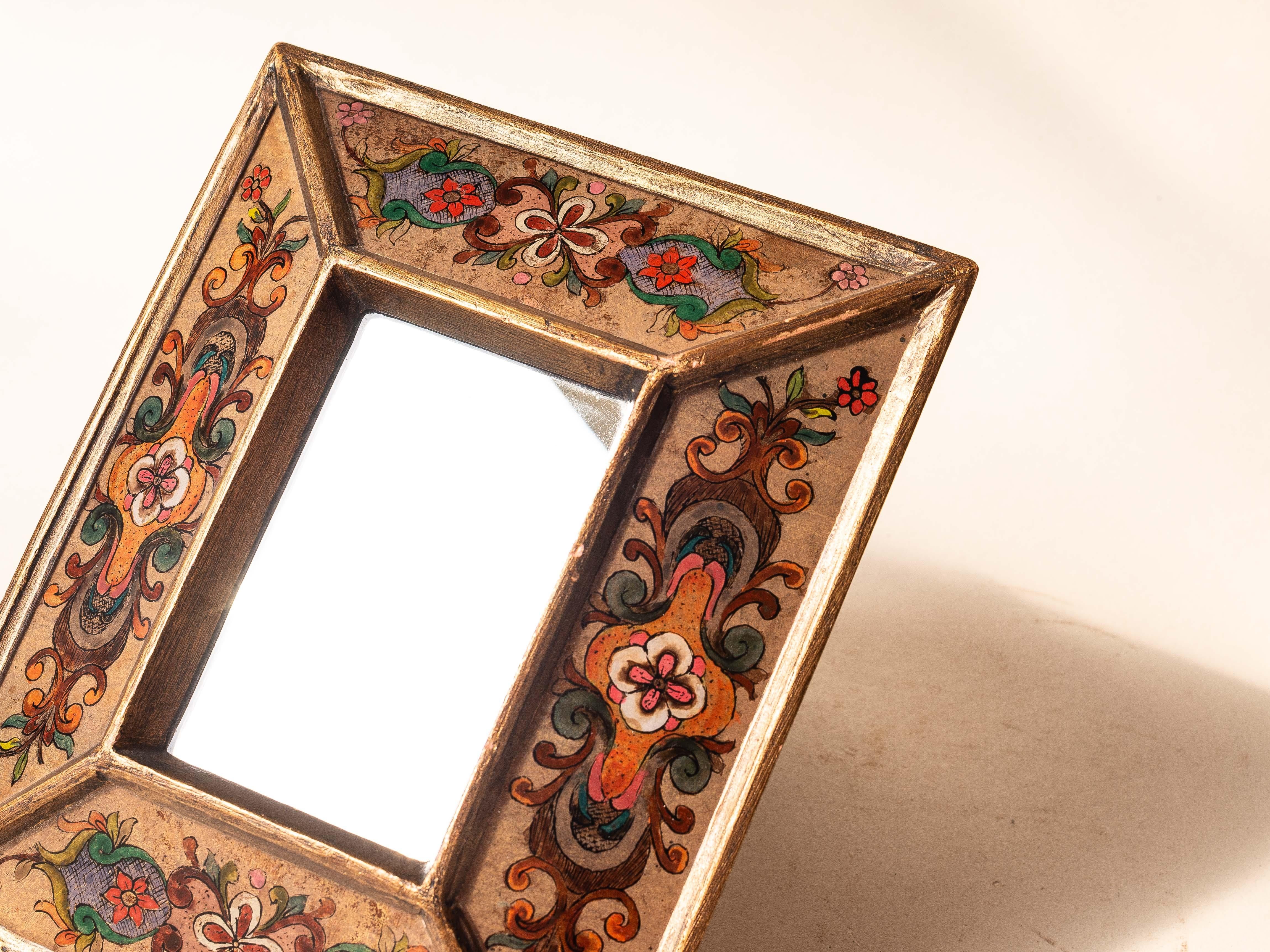 Verre Miroir mural d'artisanat, motifs floraux peints à la main et cadre doré, Pérou 1970 en vente