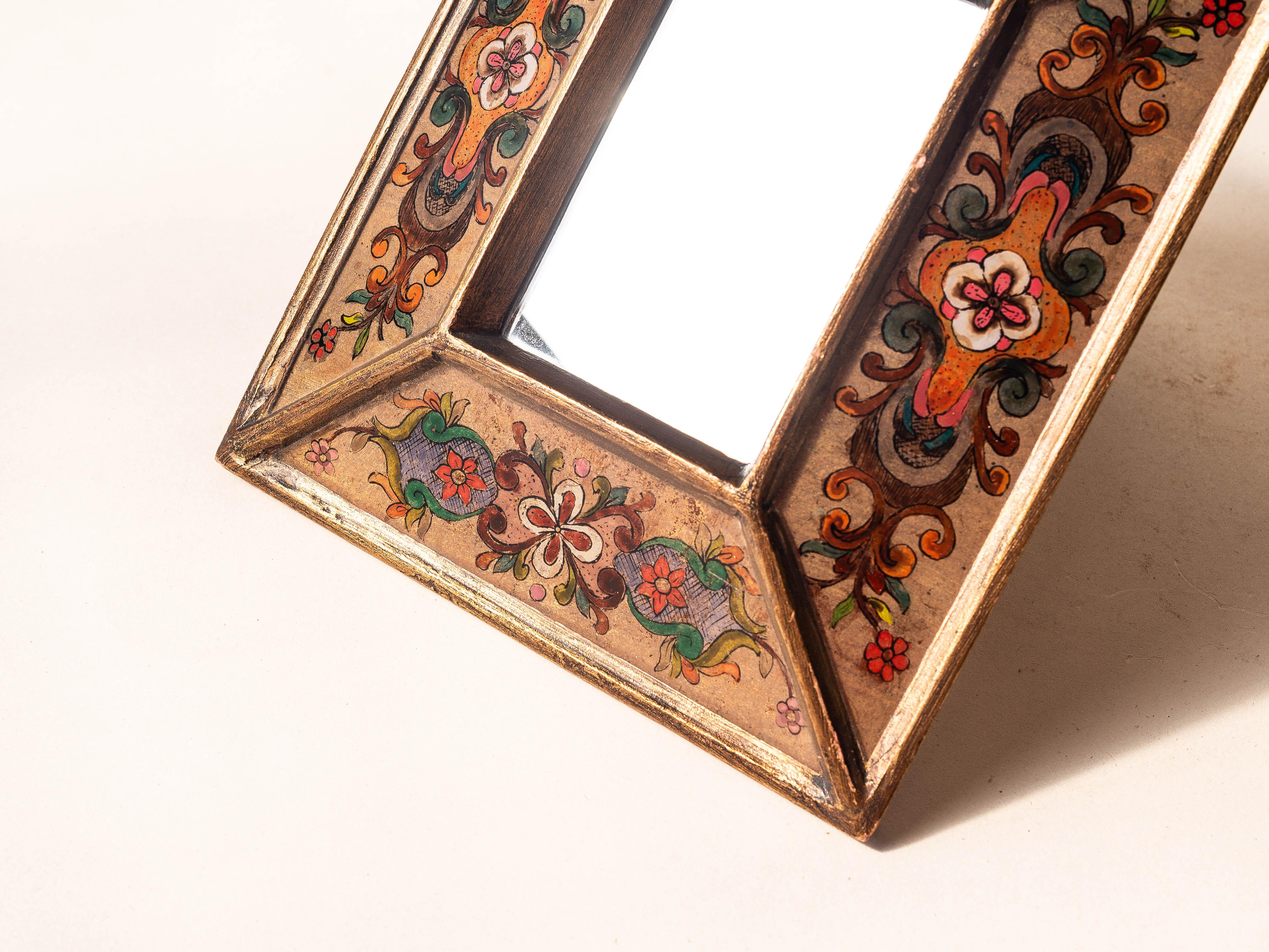 Miroir mural d'artisanat, motifs floraux peints à la main et cadre doré, Pérou 1970 en vente 1