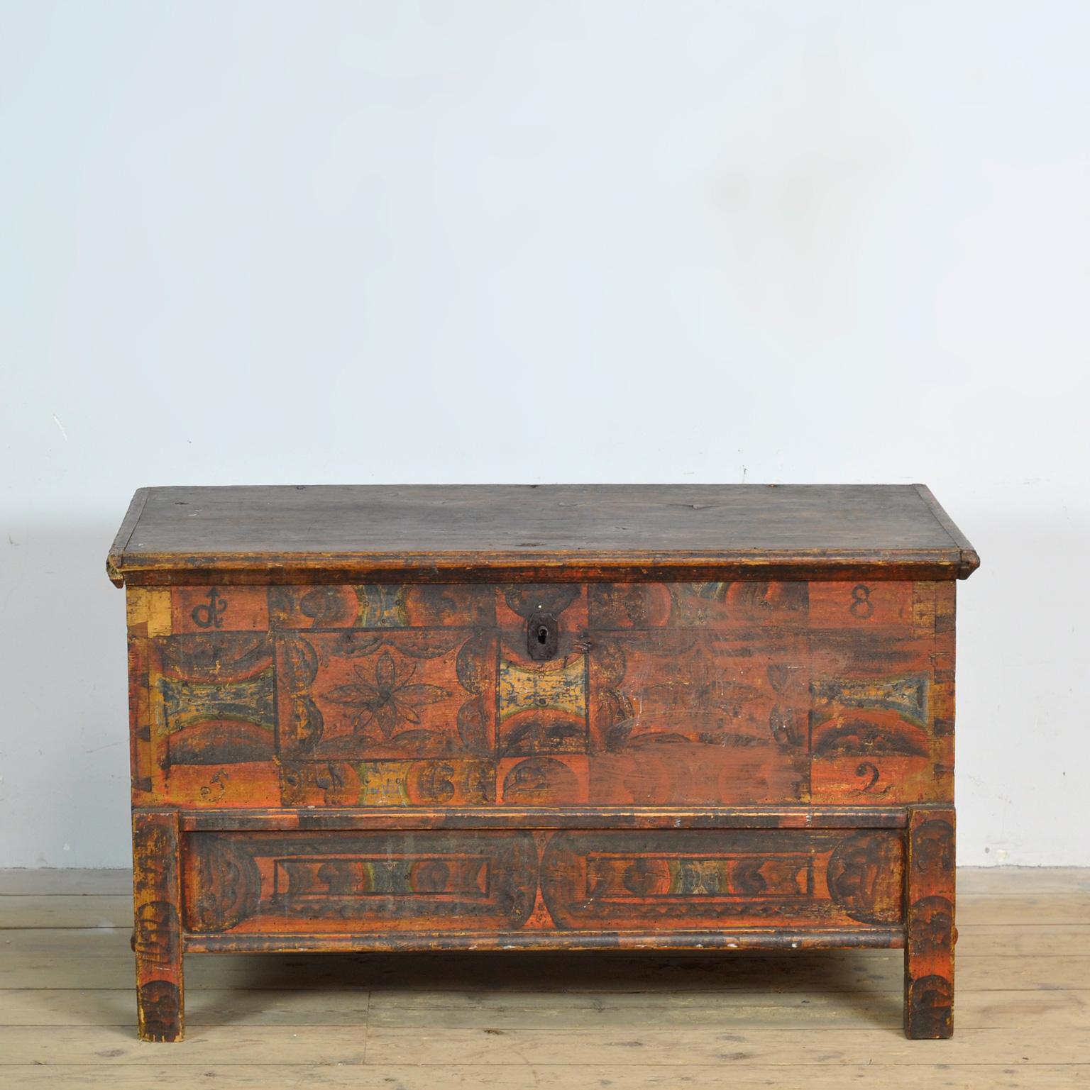 Arcón nupcial de pino procedente de Europa Central, probablemente alemán, fechado en 1852. La combinación de colores rojo terracota es típica del estilo y se ve a menudo en muebles pintados suecos y alemanes, y remite a la época clásica. Las flores