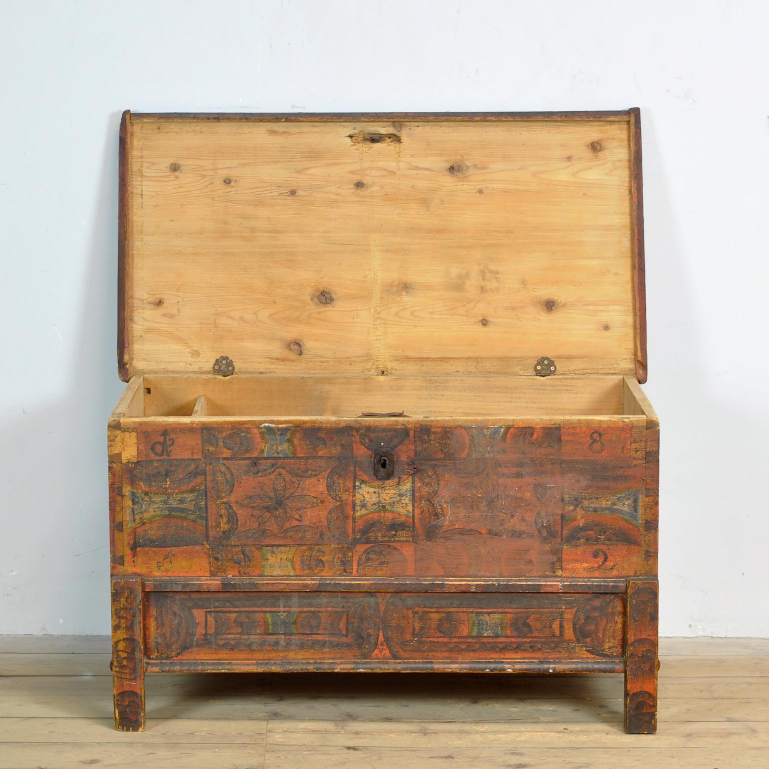 Cofre nupcial de arte popular, anno 1852 Pintado a mano en venta