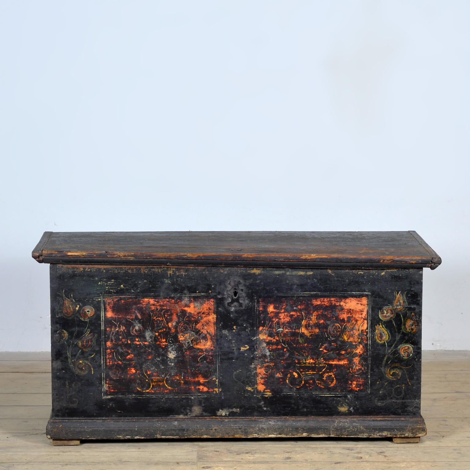 Antike Hochzeitstruhe aus Kiefer aus Mitteleuropa, wahrscheinlich deutscher Herkunft, um 1850. Die originelle Farbgestaltung mit tiefen Schwarz-, Rot- und Grüntönen ist charakteristisch für den regionalen Stil und erinnert an klassische schwedische