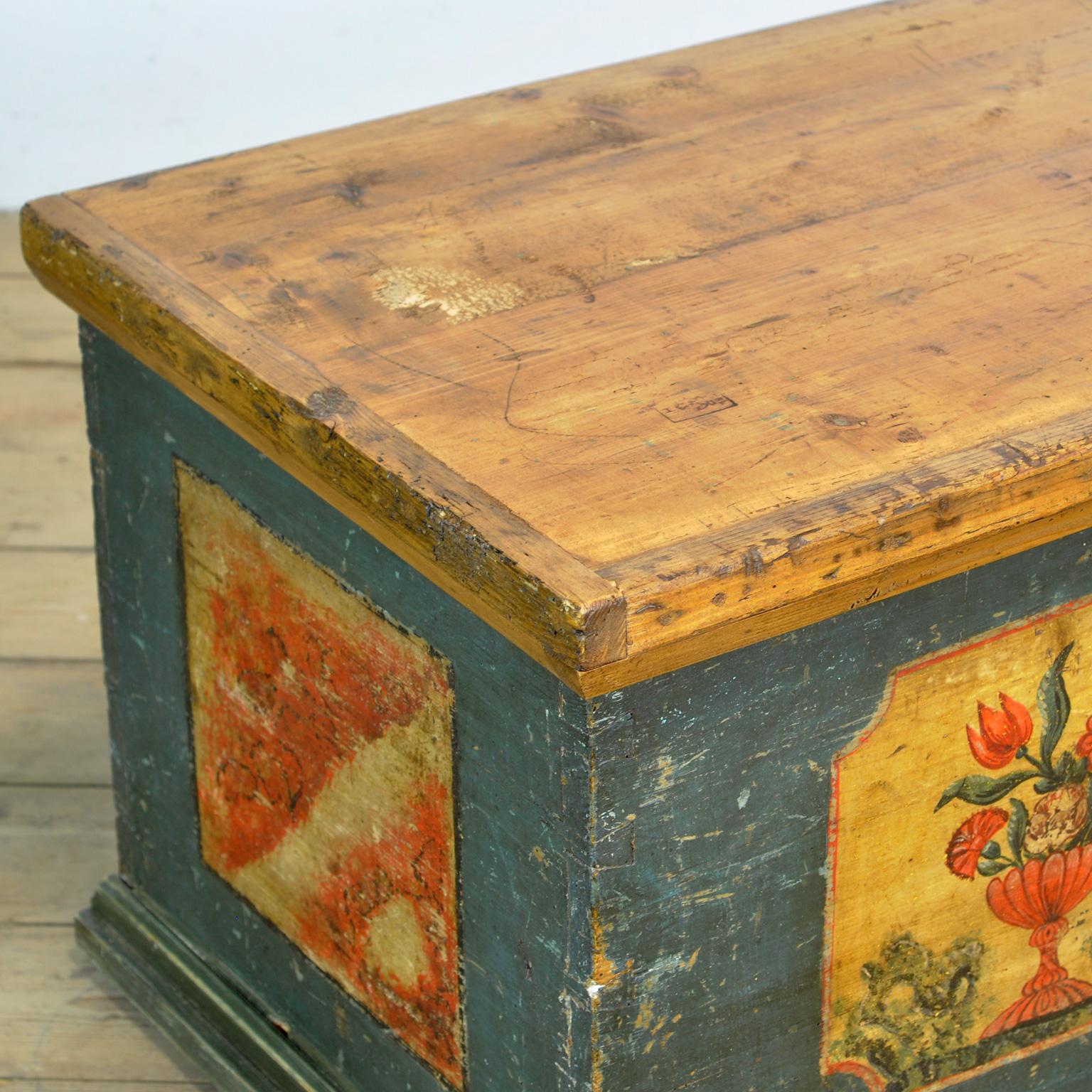 Arcón nupcial de arte popular, hacia 1870 Pino en venta