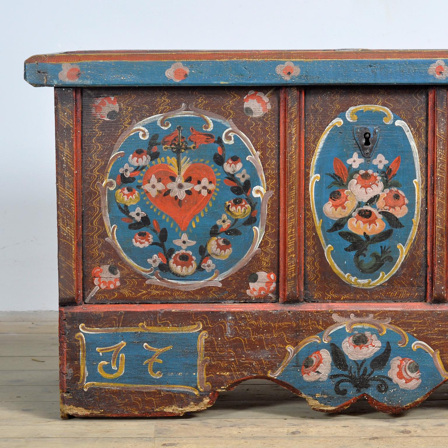 Coffre de mariage d'art populaire, daté de 1718 en vente 3