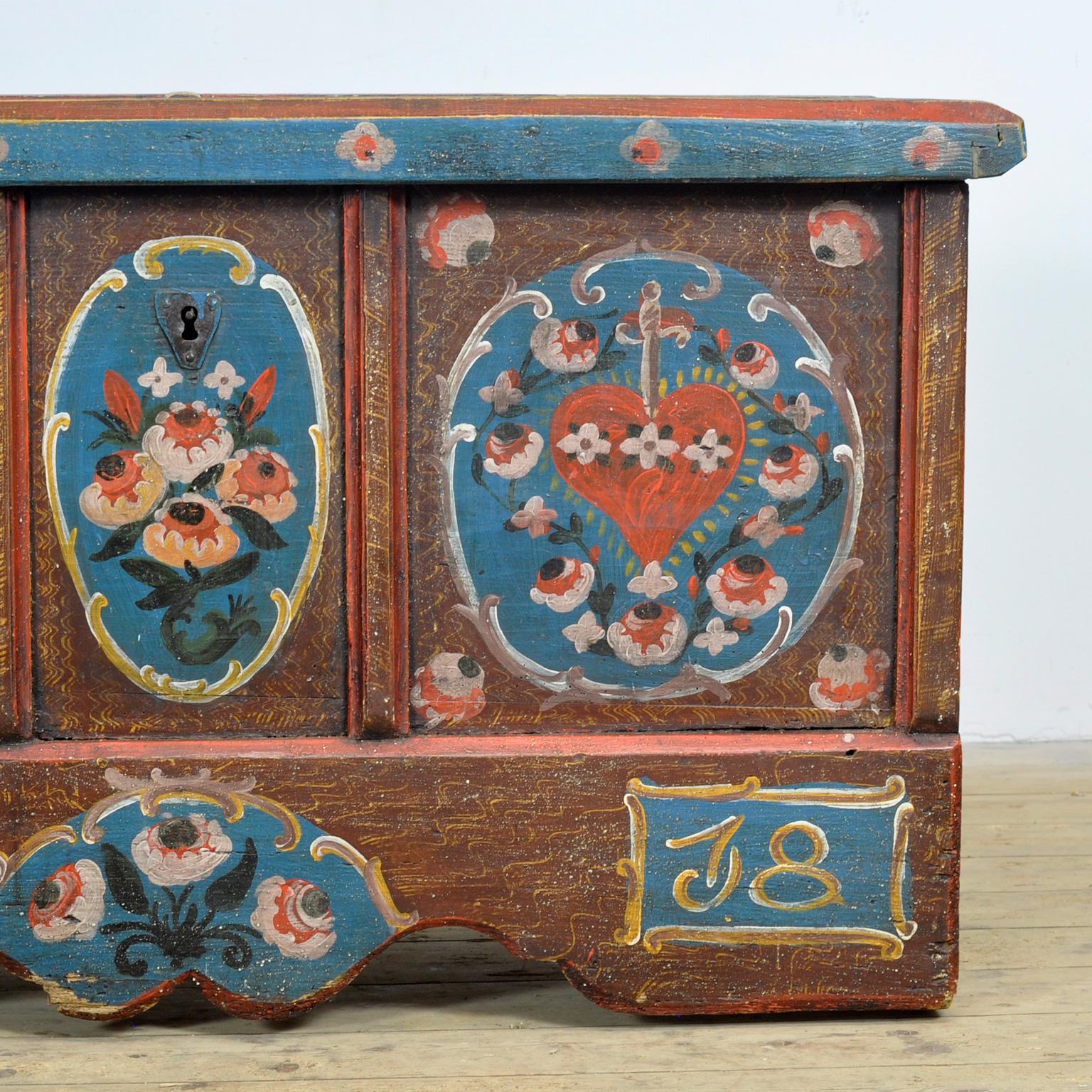 Coffre de mariage d'art populaire, daté de 1718 en vente 4