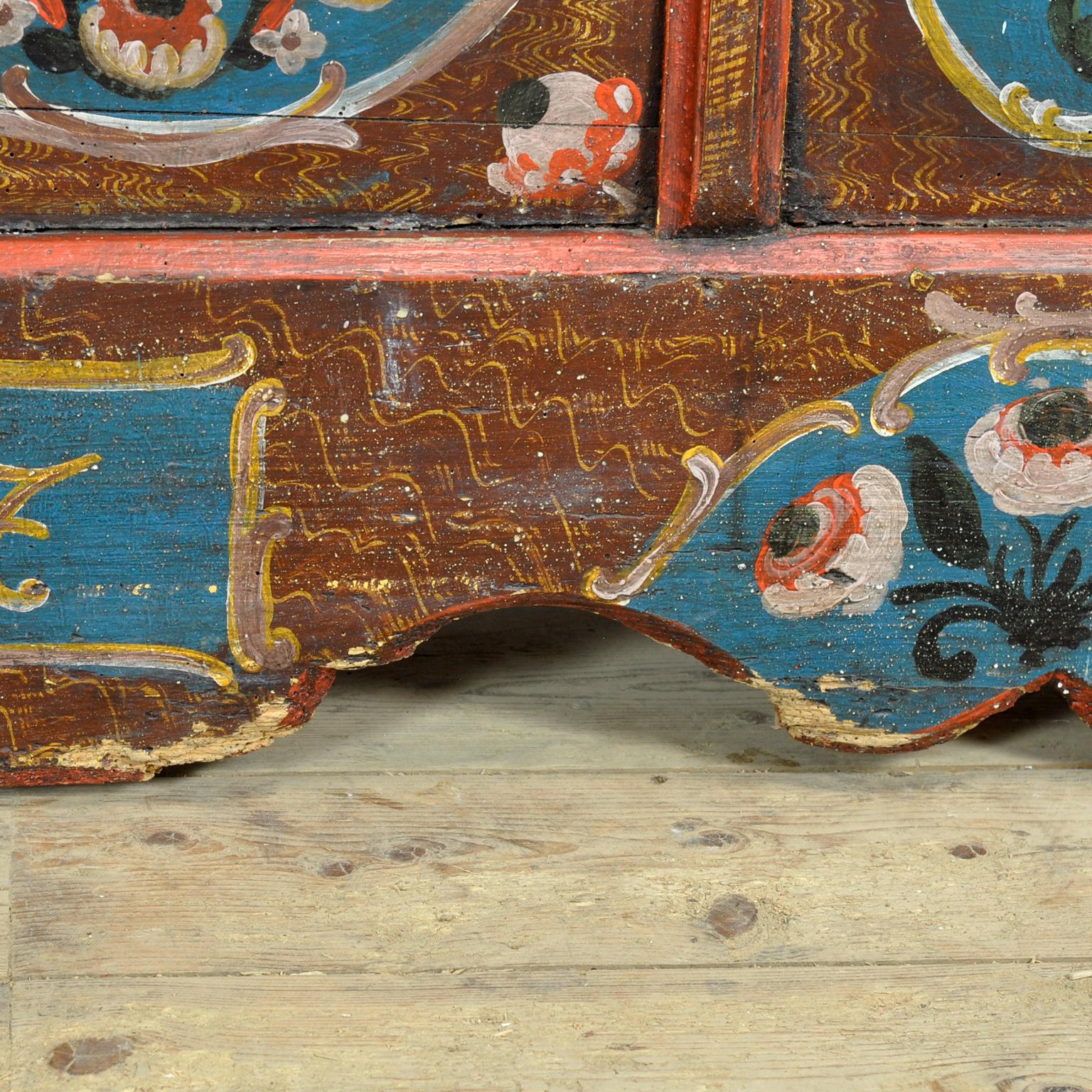 Coffre de mariage d'art populaire, daté de 1718 en vente 8