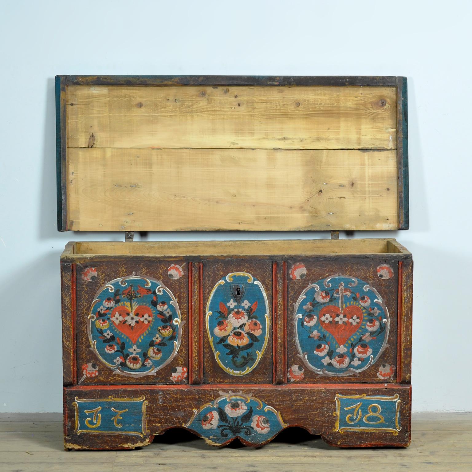 Peint à la main Coffre de mariage d'art populaire, daté de 1718 en vente