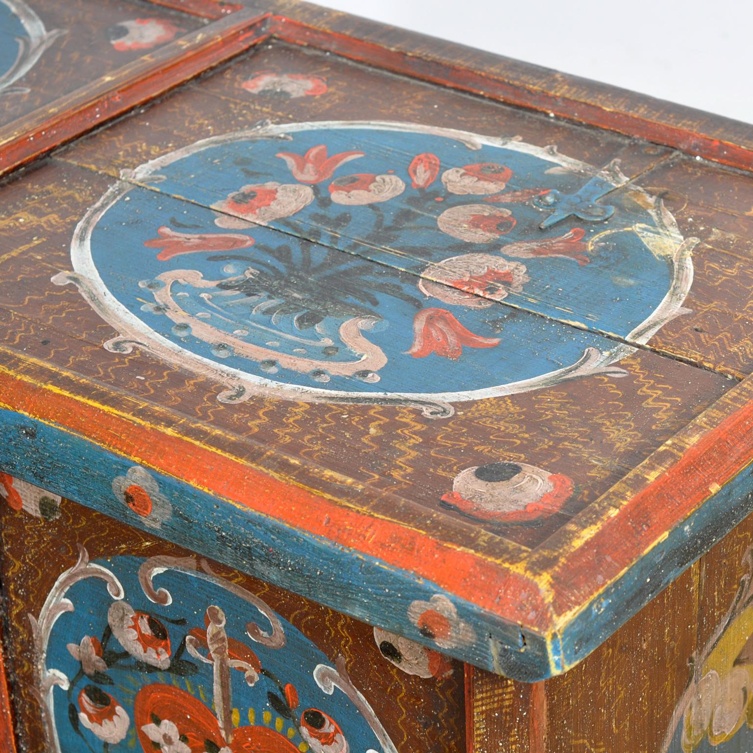 Pin Coffre de mariage d'art populaire, daté de 1718 en vente