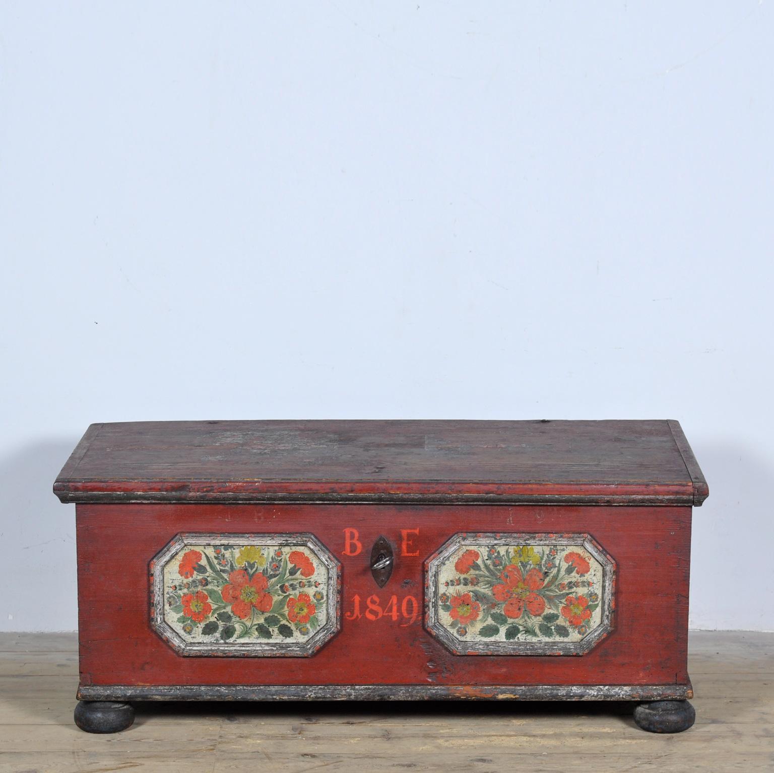 Una cassa nuziale in pino del 1849. Le illustrazioni sono tradizionali con immagini di fiori e tulipani. La cassapanca faceva parte di un pacchetto di dote e si trovava nella stanza pulita della casa insieme ai tessuti della dote. Il forziere ha la