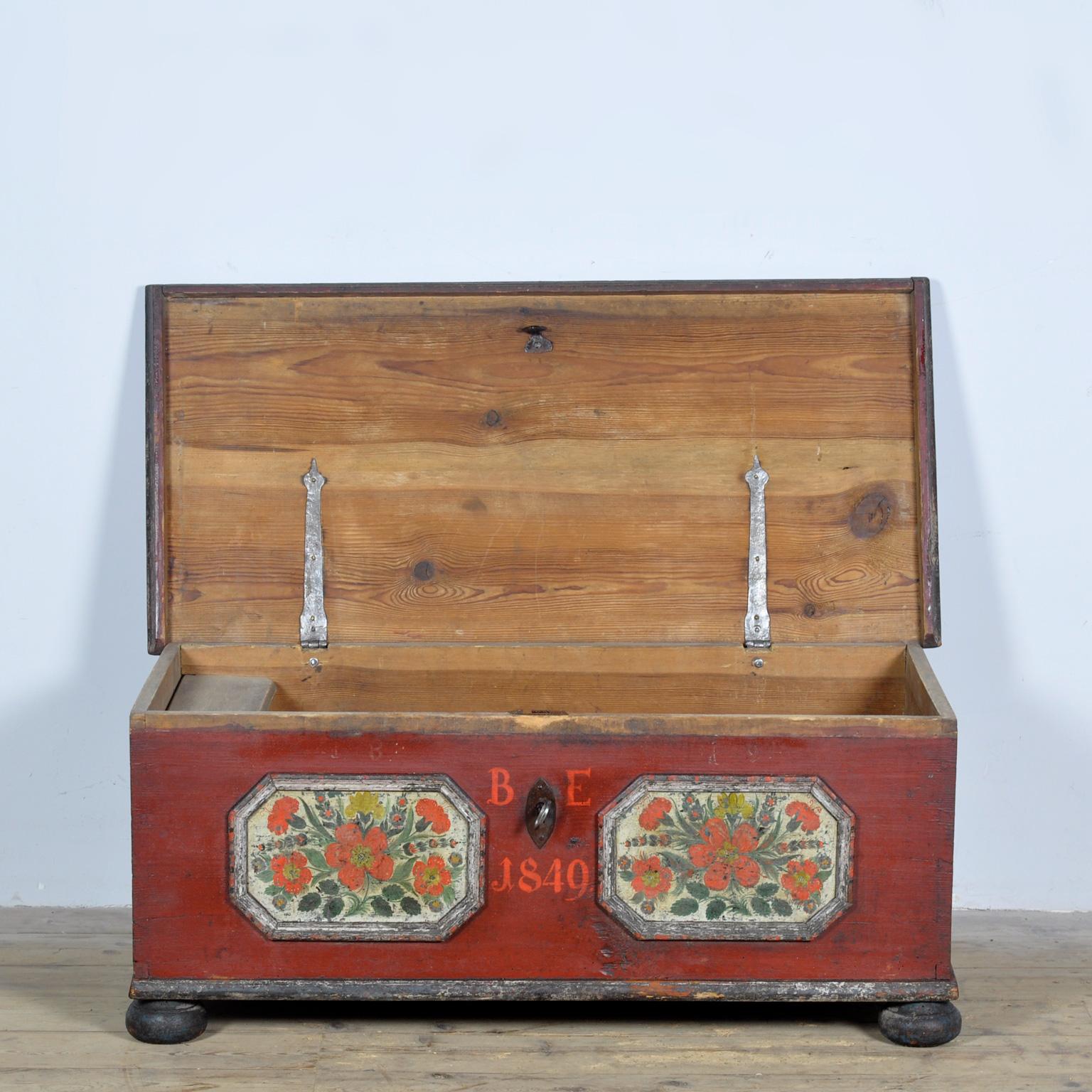 Dipinto a mano Cassapanca nuziale in stile folkloristico del 1849 in vendita
